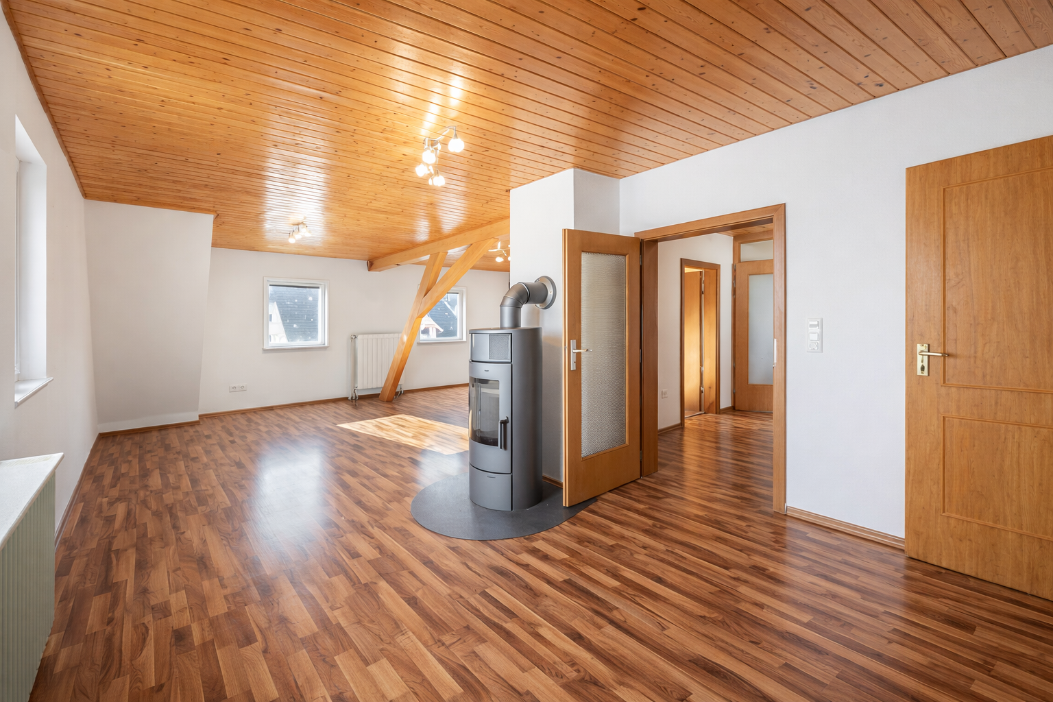 Vollvermietetes Wohn & Geschäftshaus mit PV-Anlage und stabilem Cashflow – 1/16