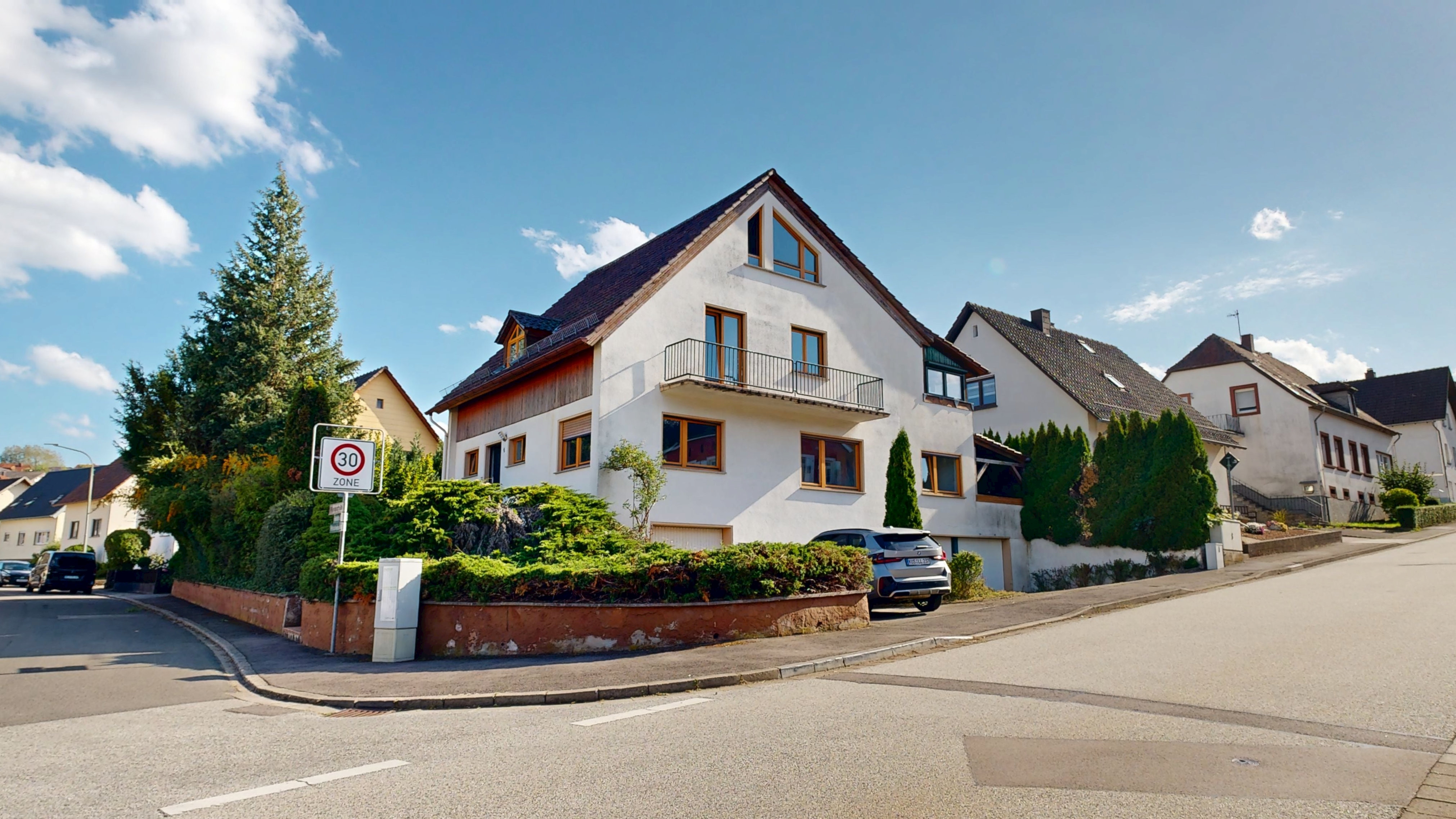 2-Familienhaus, 3 Garagen: Heizung 2020, OG 2021 modernisiert – 1/20