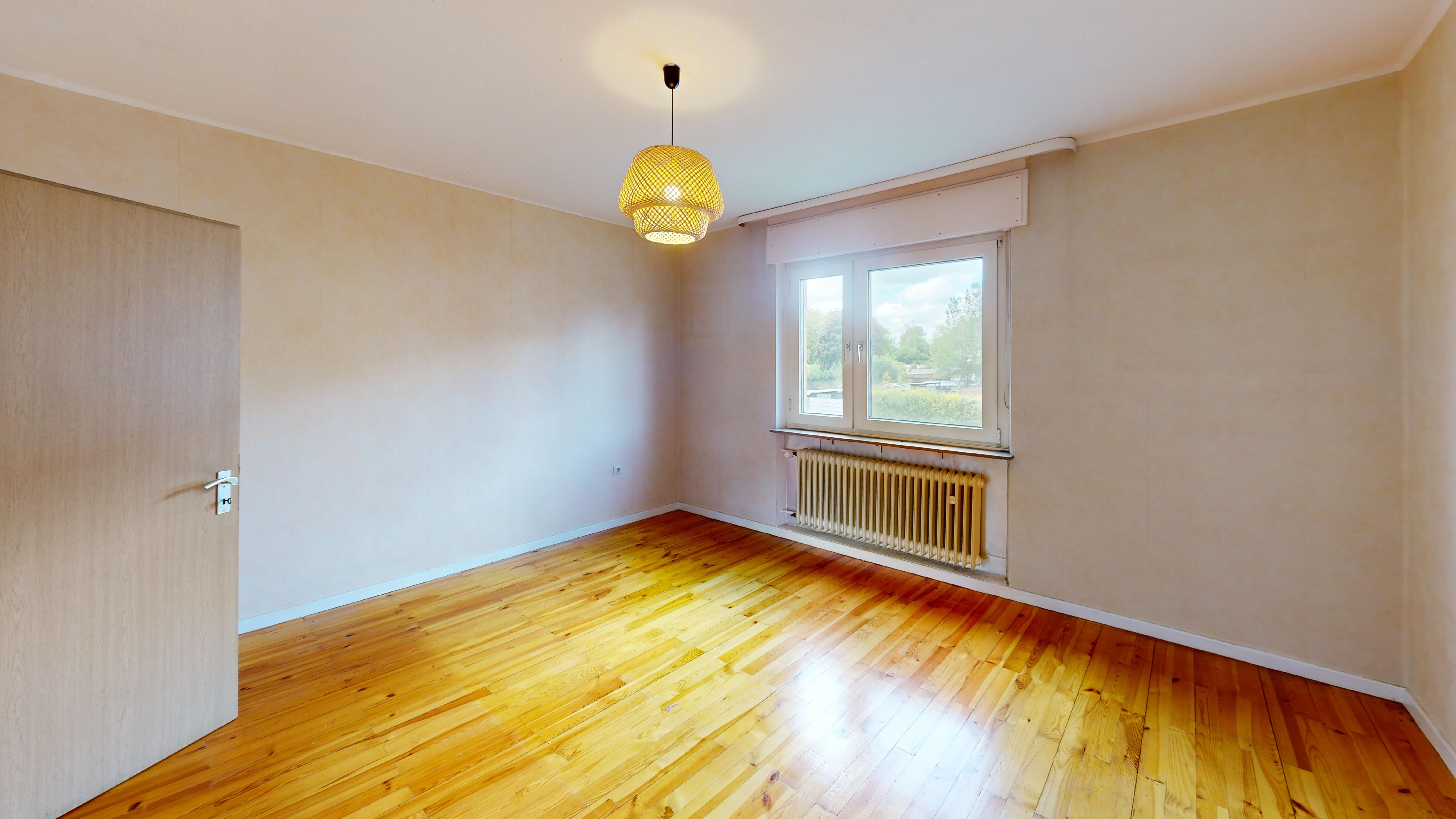 Großzügiges Zweifamilienhaus mit Echtholzboden und Photovoltaikanlage in Hauptstuhl – 11/36