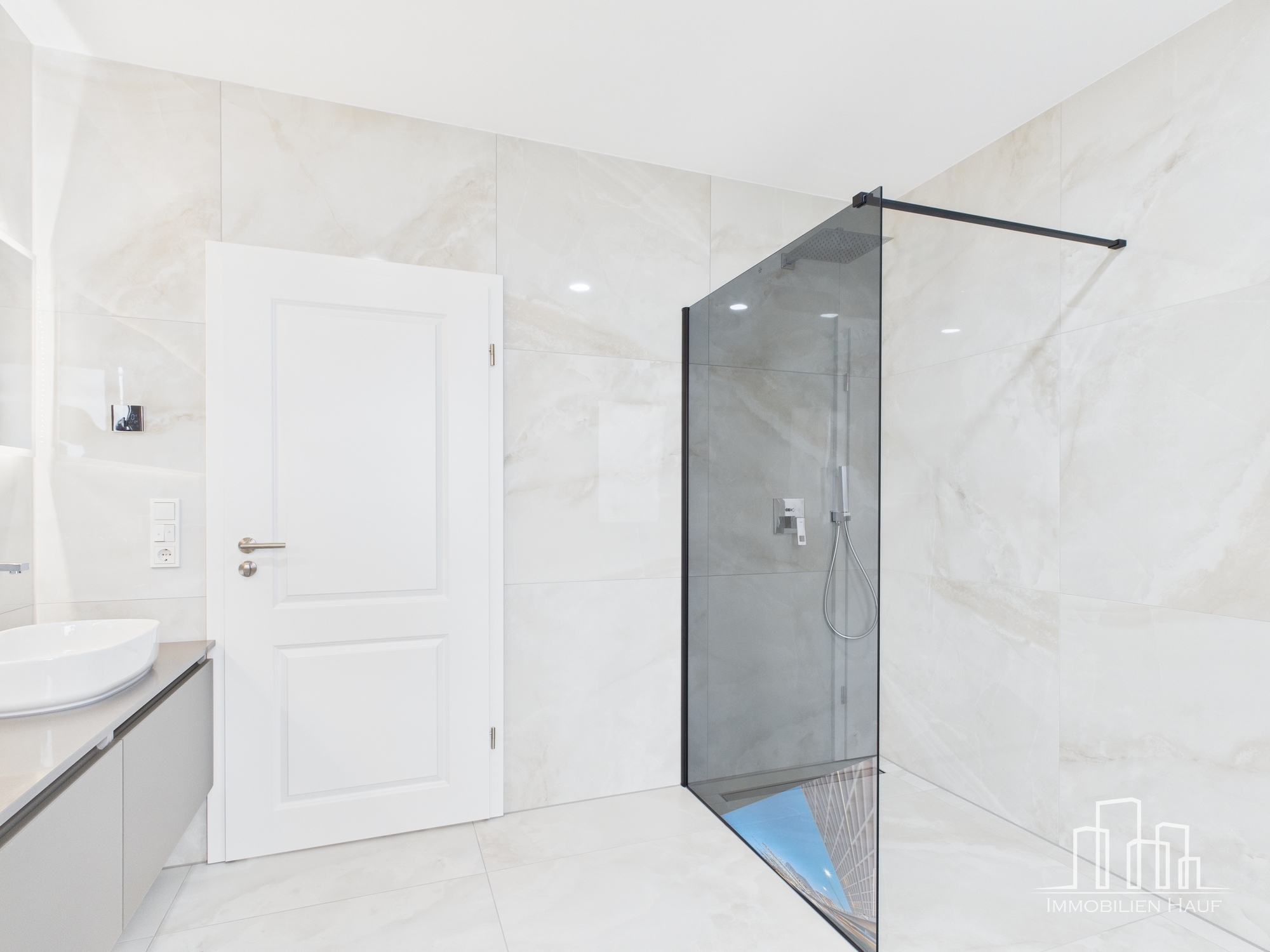 Spacious 3-Bedroom Apartment with A/C & Garage in Ramstein – 9/17