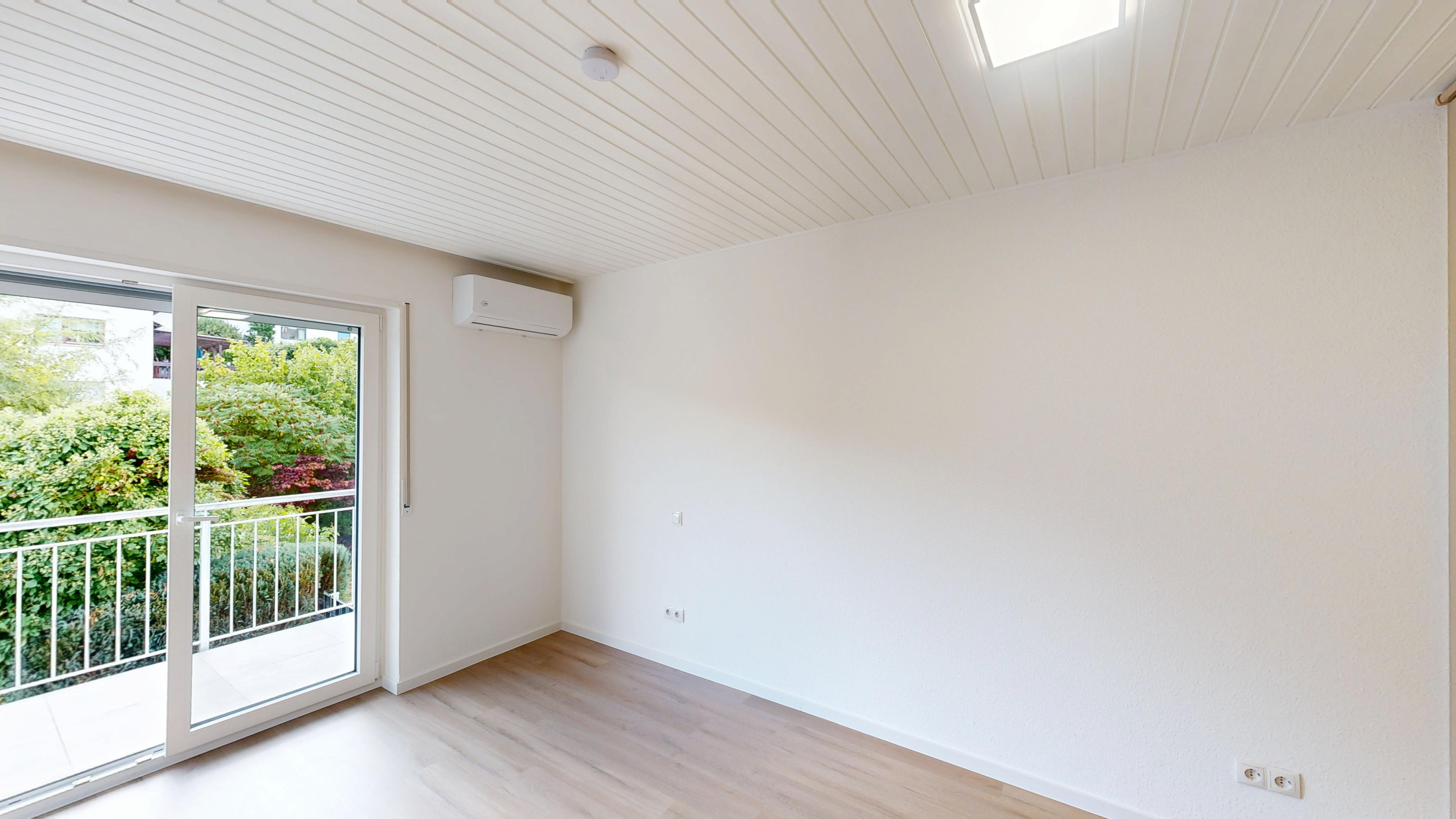 Fully Renovated End-Terrace Home with Garden, Garage & Party Basement in Hohenecken – 10/19