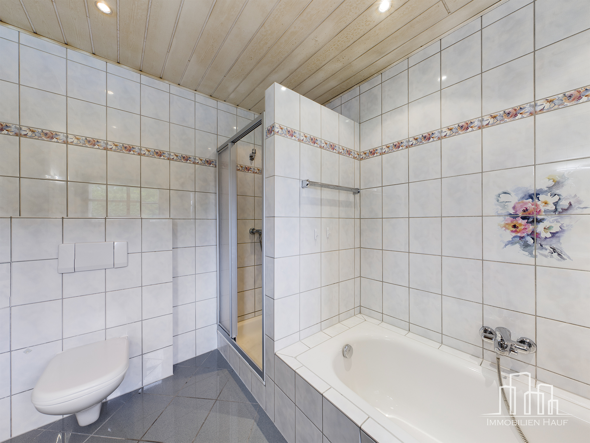 Spacious 4-Bedroom Home with Garage, Garden, Basement & Attic | Erfenbach – 10/20