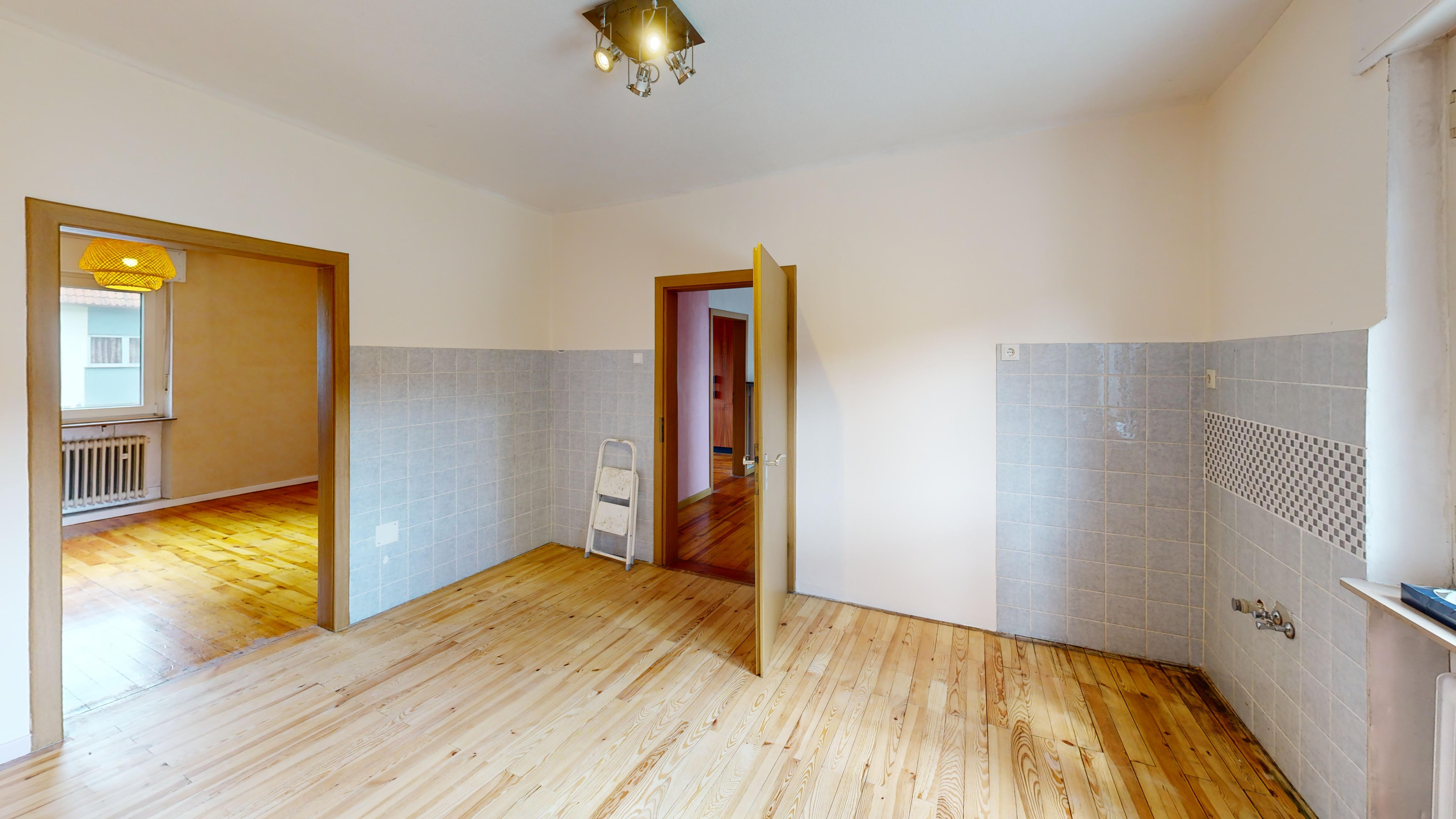 Großzügiges Zweifamilienhaus mit Echtholzboden und Photovoltaikanlage in Hauptstuhl – 15/36