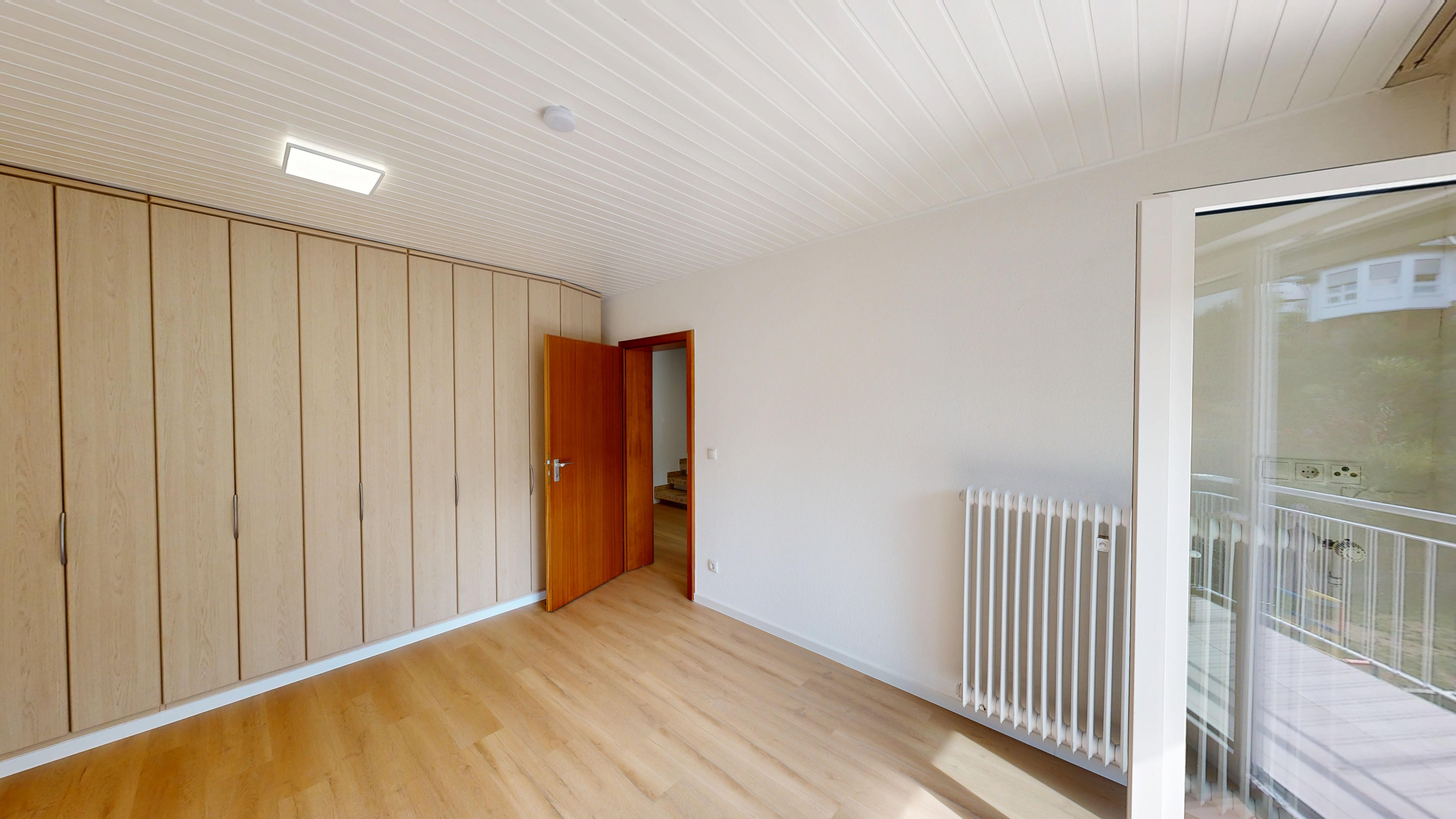 Fully Renovated End-Terrace Home with Garden, Garage & Party Basement in Hohenecken – 9/19