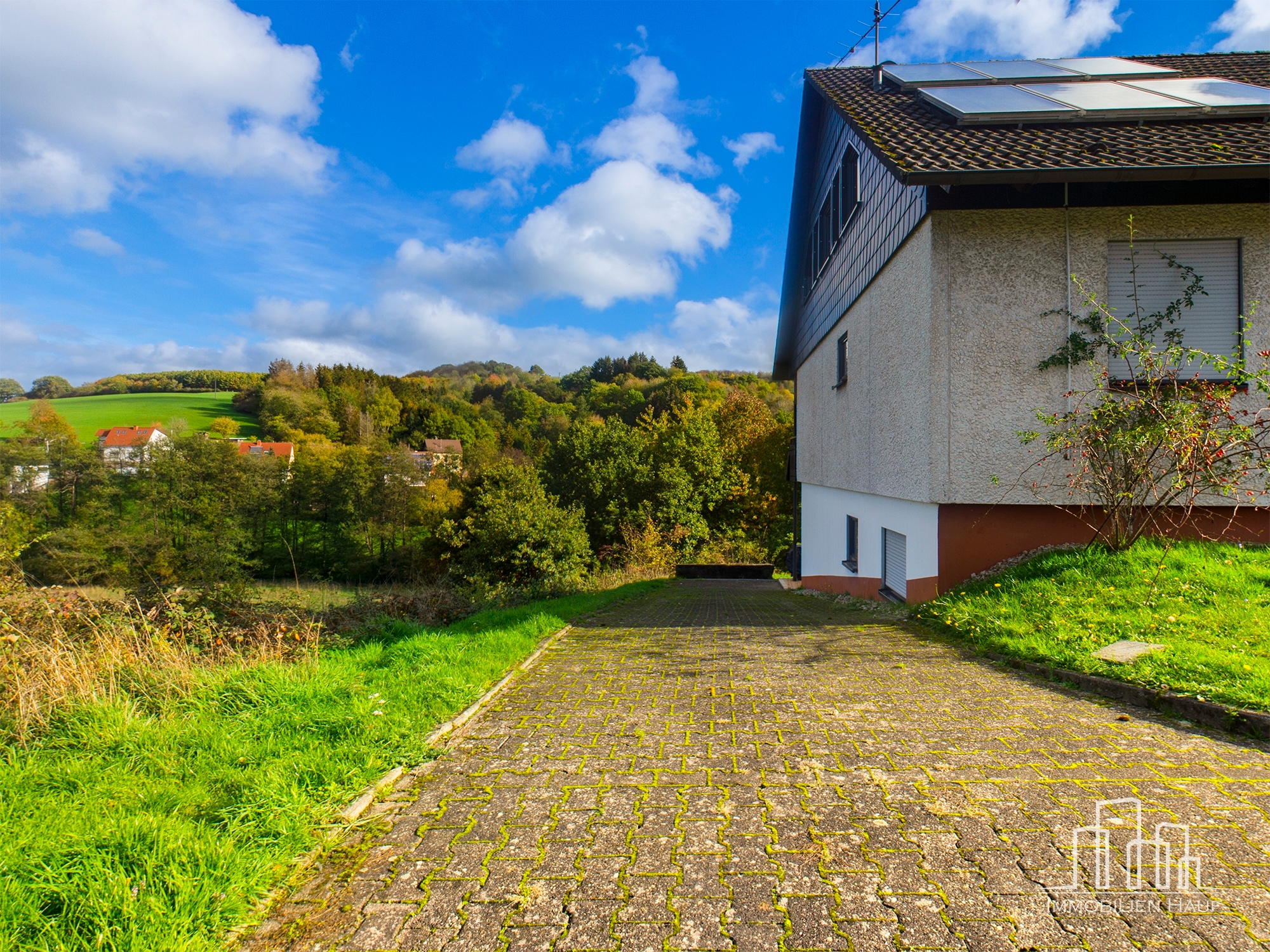 Spacious 6-Bedroom Three-Story Family Home with Garden, Balcony & Garage | Tallichtenberg - Image 25