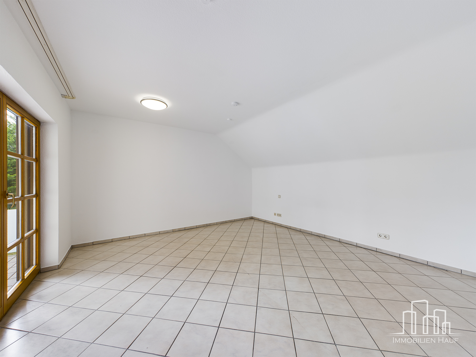 Spacious 4-Bedroom Home with Garage, Garden, Basement & Attic | Erfenbach – 11/20