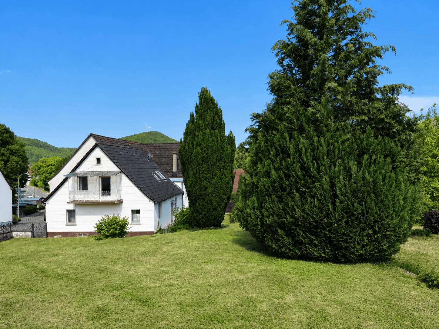 Dein Platz für Zukunft: großes Grundstück, Garage & echtem Entwicklungspotenzial - Image 2