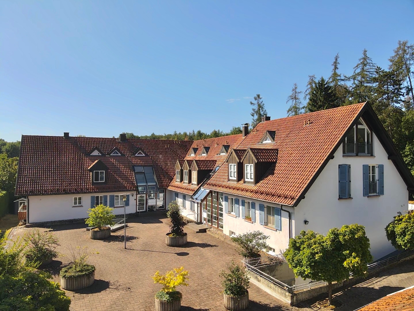 Großzügige Maisonette-Wohnung in St. Ingbert – Marmorkamin, Waldrandlage & 3 TG-Stellplätze – 12/13