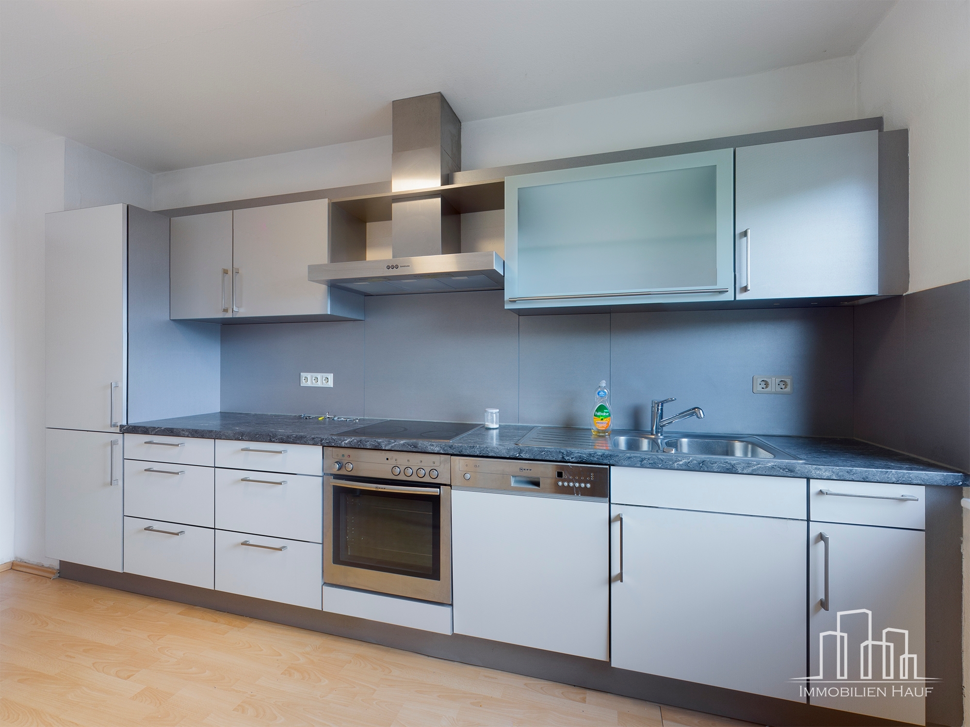 Spacious 6-Bedroom Three-Story Family Home with Garden, Balcony & Garage | Tallichtenberg - Image 2