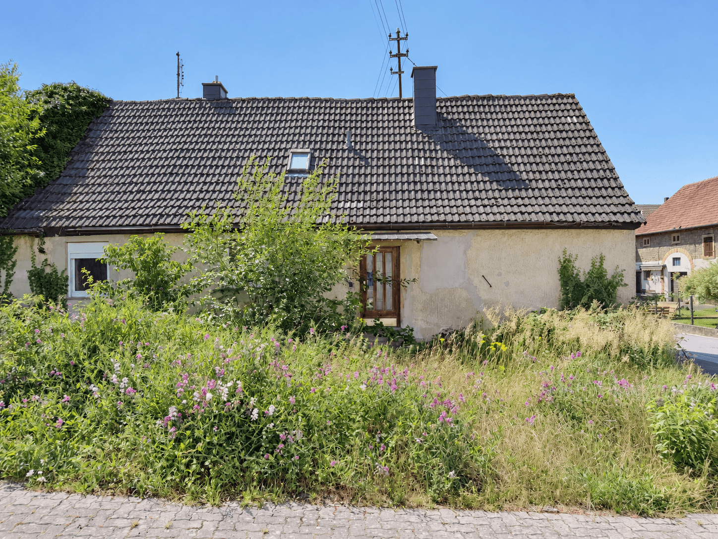Einfamilienhaus für 80.000 € – ca. 95 m², Garten & begonnenes Sanierungsprojekt – 1/9