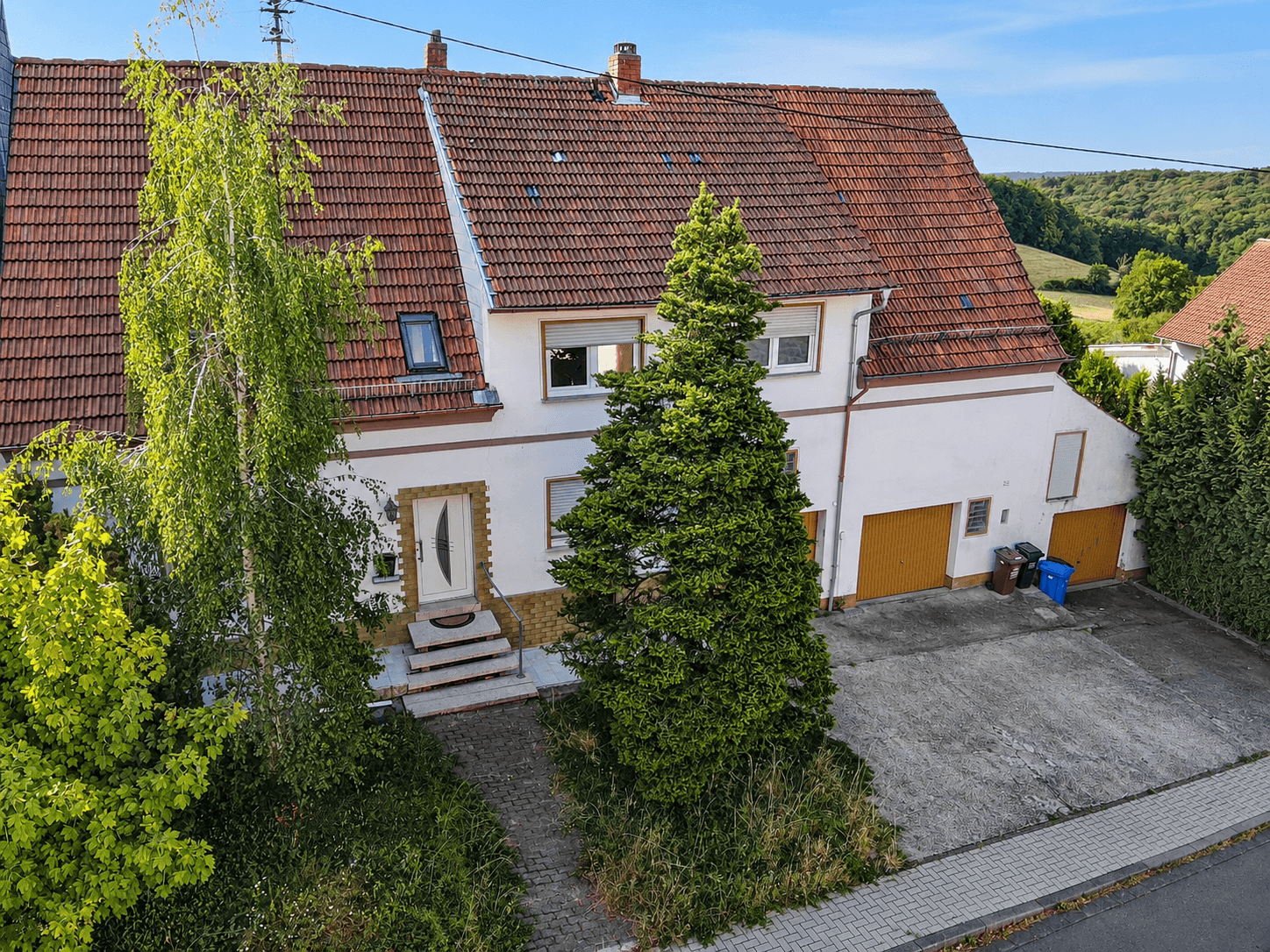 7,7 % Rendite: vermietetes Haus mit 3 Garagen und 3 Stellplätzen – 1/11