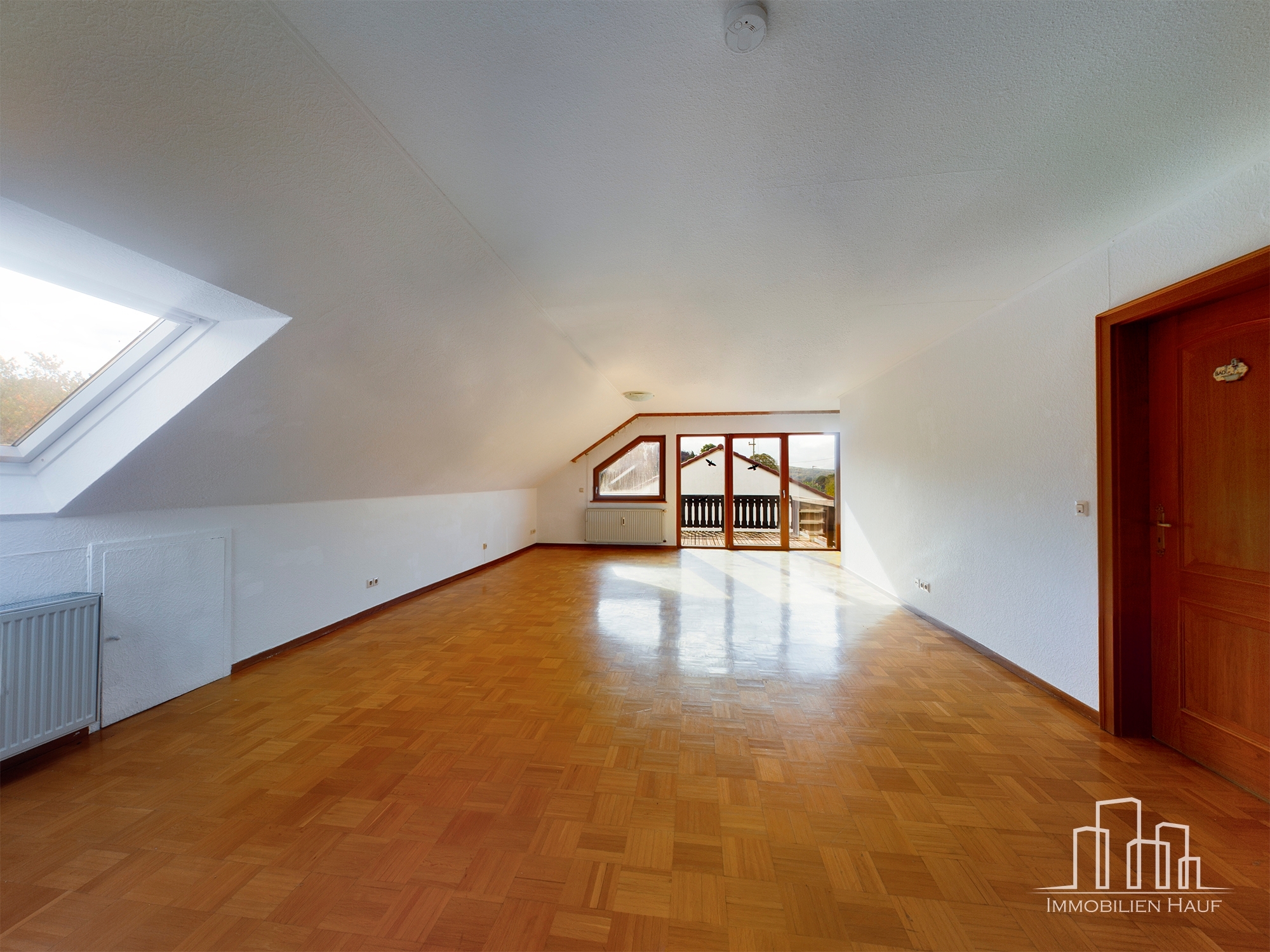 Spacious 6-Bedroom Three-Story Family Home with Garden, Balcony & Garage | Tallichtenberg - Image 12