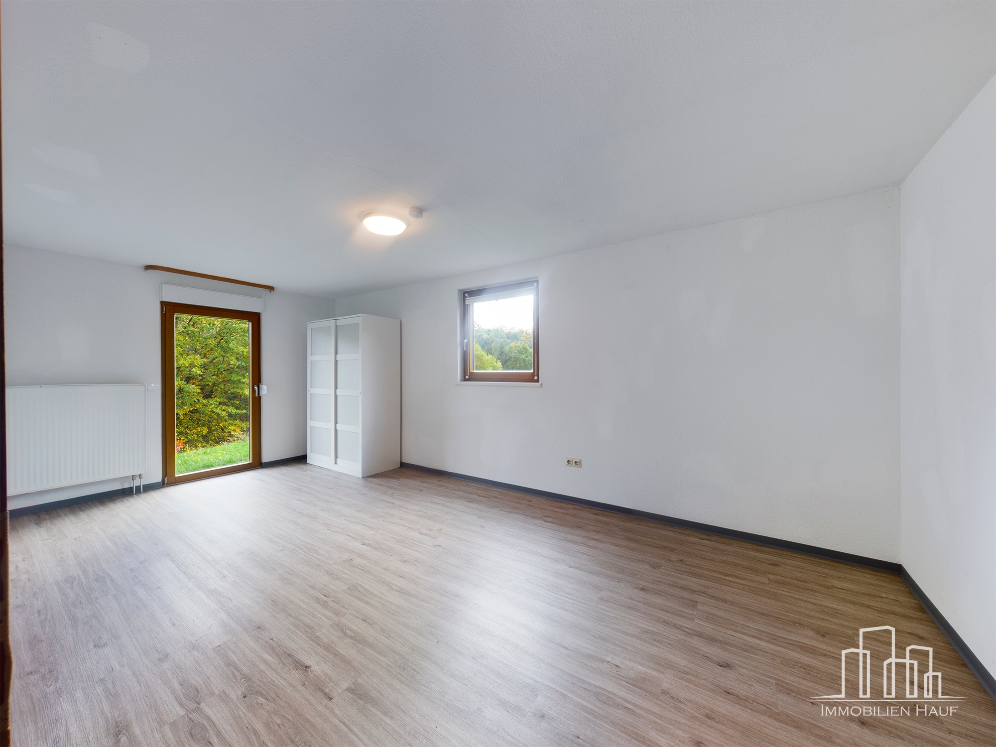 Spacious 6-Bedroom Three-Story Family Home with Garden, Balcony & Garage | Tallichtenberg - Image 22