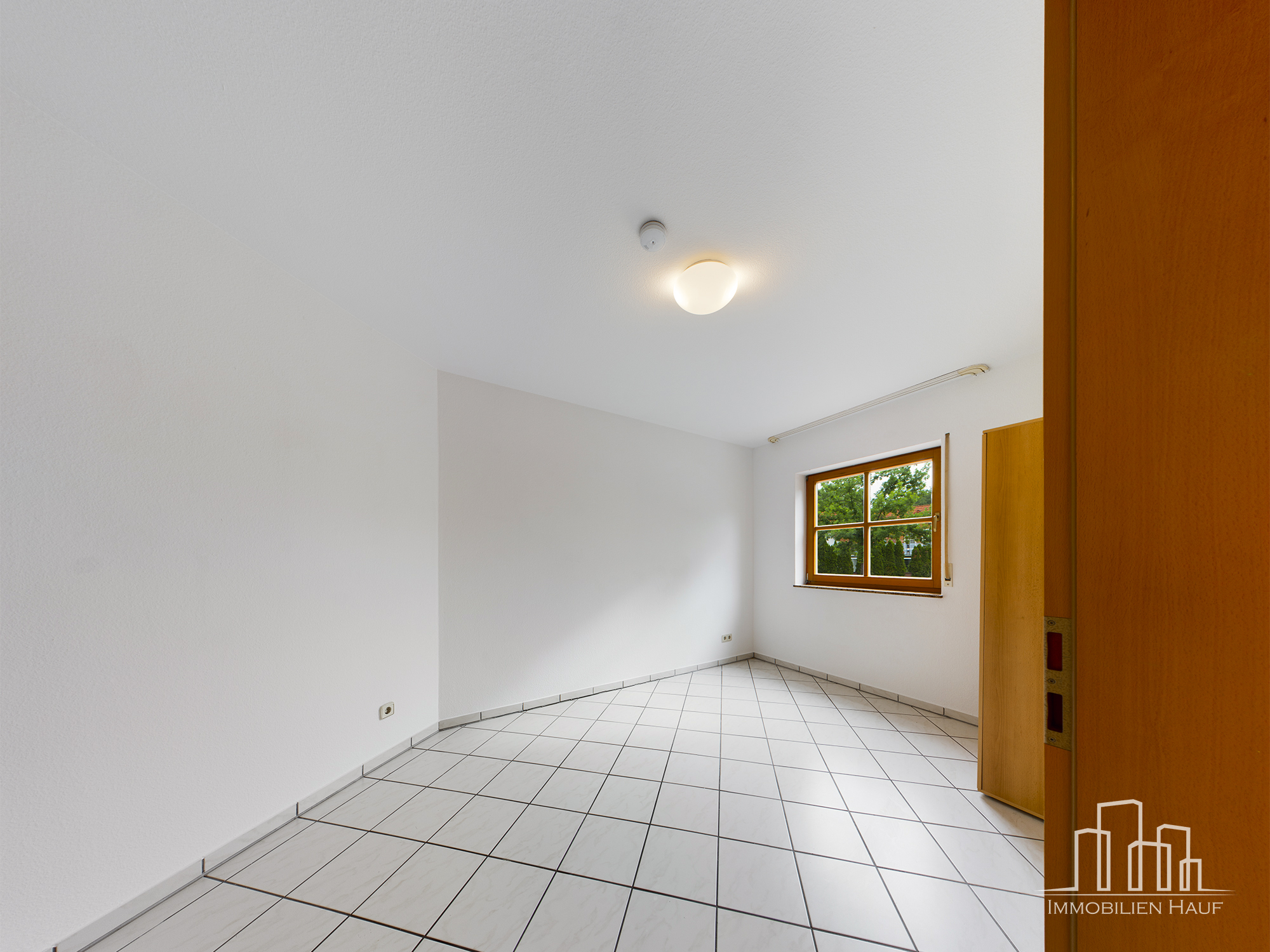 Spacious 4-Bedroom Home with Garage, Garden, Basement & Attic | Erfenbach – 8/20