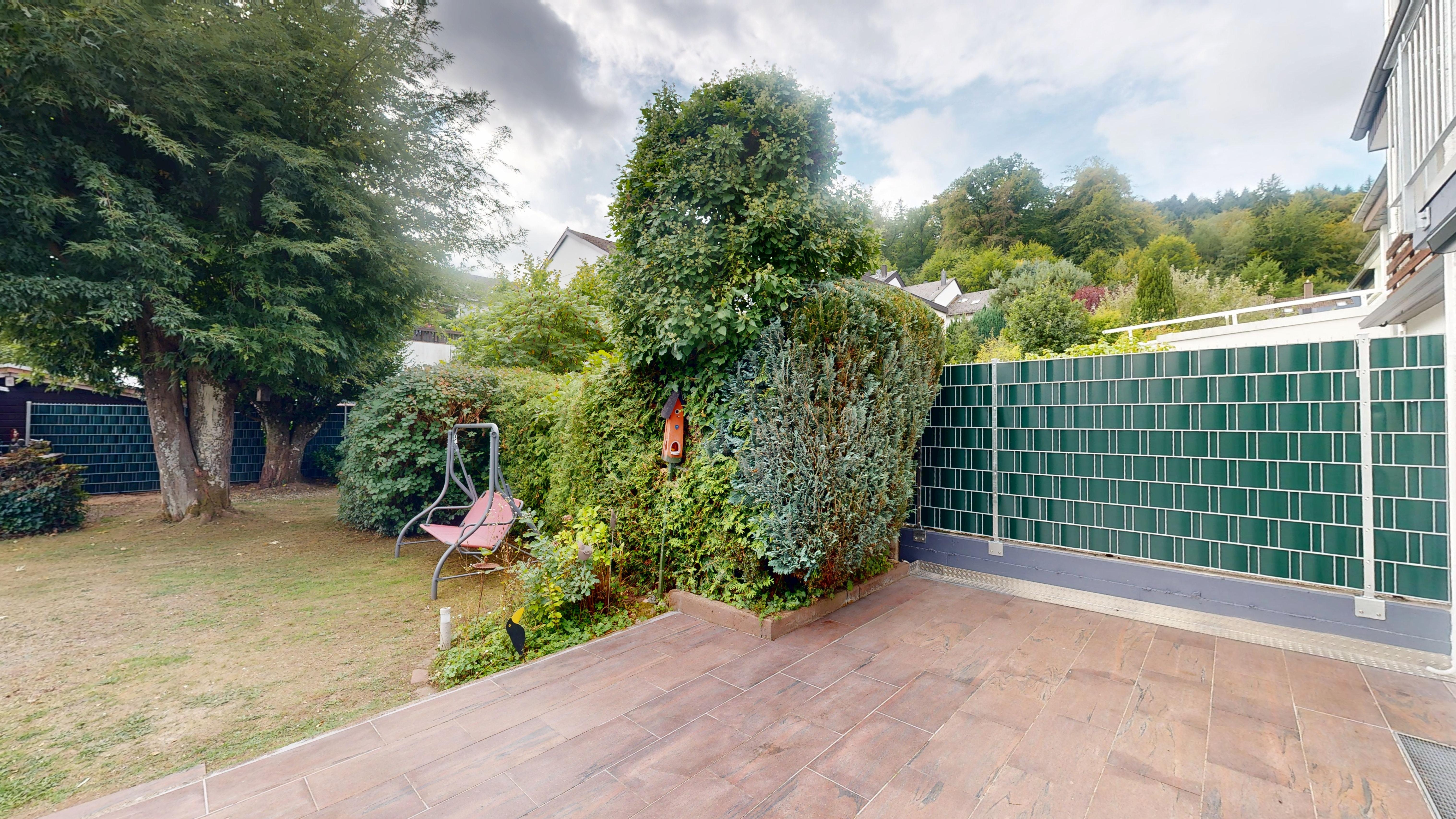 Fully Renovated End-Terrace Home with Garden, Garage & Party Basement in Hohenecken – 18/19