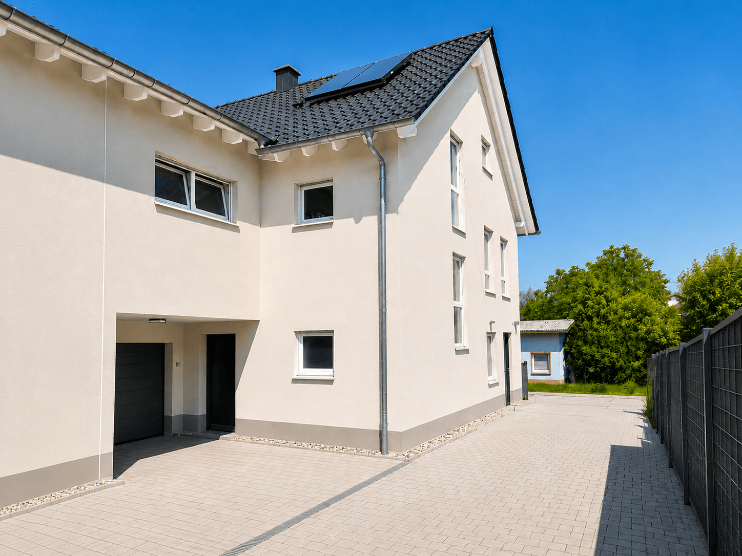 Haus kaufen? Dann aufgepasst: Doppelhaushälfte mit 7 Zimmern, Garten, Garage & starken Mieteinnahmen – 1/12