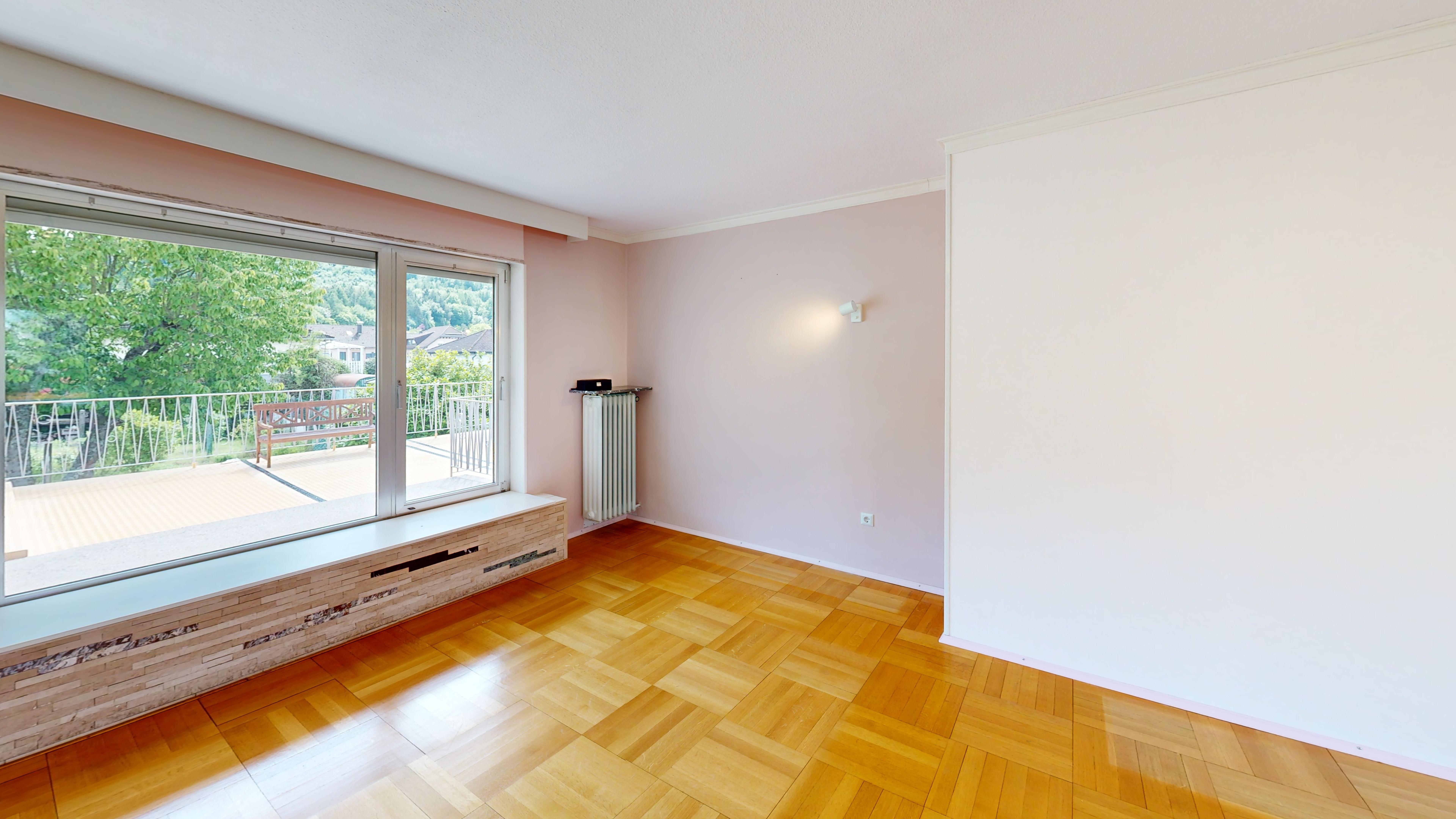 Großzügiges Zweifamilienhaus mit Echtholzboden und Photovoltaikanlage in Hauptstuhl – 3/36