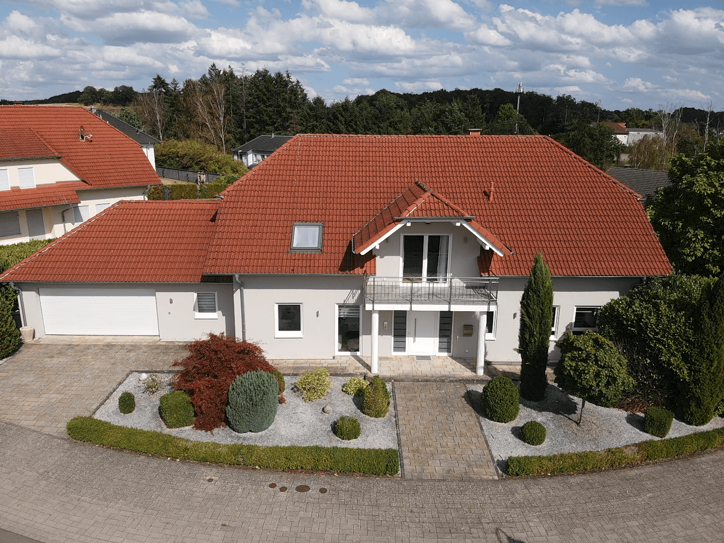 Viel Platz, viel Garten, viel Privatsphäre: Familienhaus mit 322 m² und zwei Suiten in Niedermohr