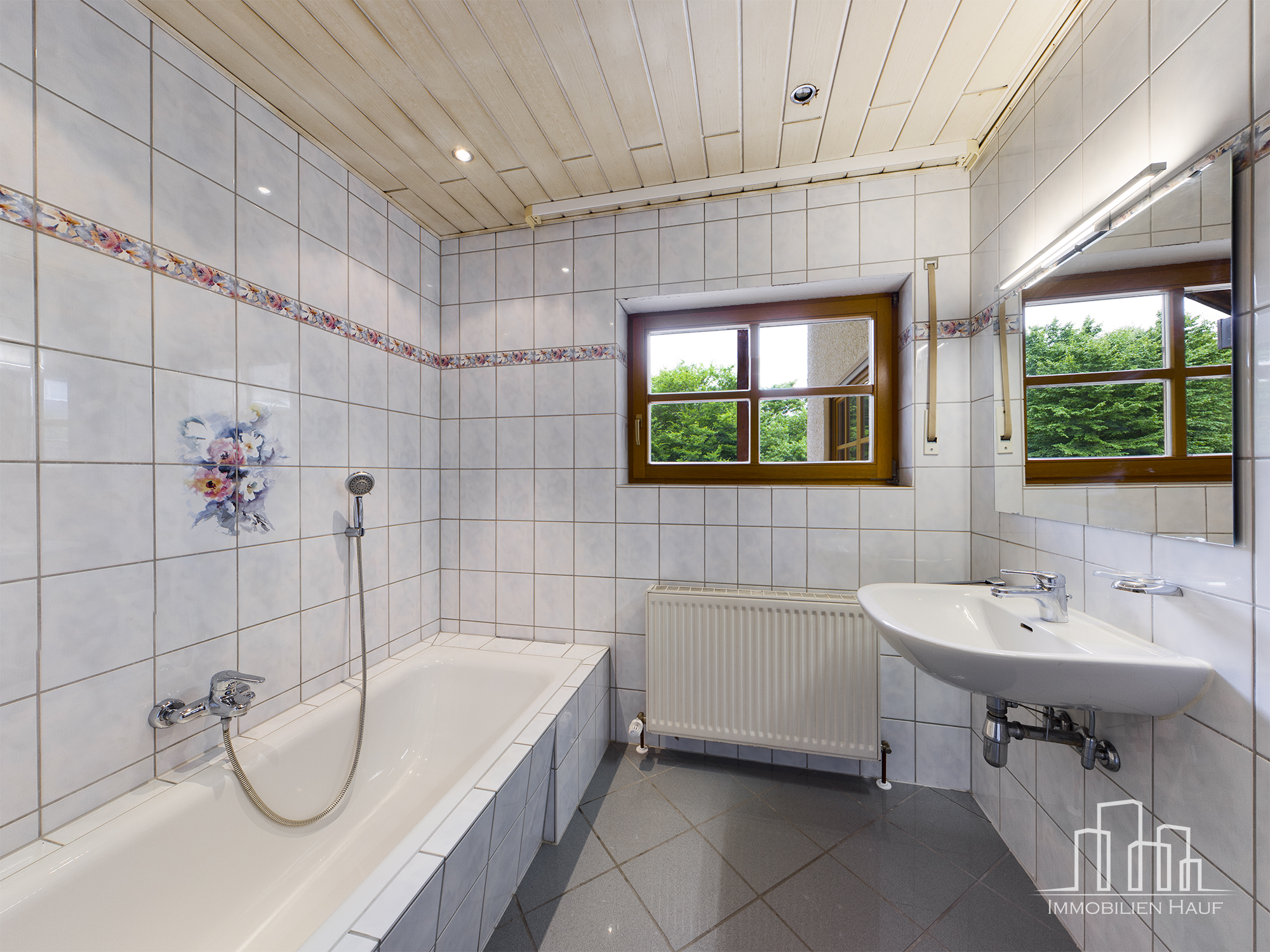 Spacious 4-Bedroom Home with Garage, Garden, Basement & Attic | Erfenbach – 9/20