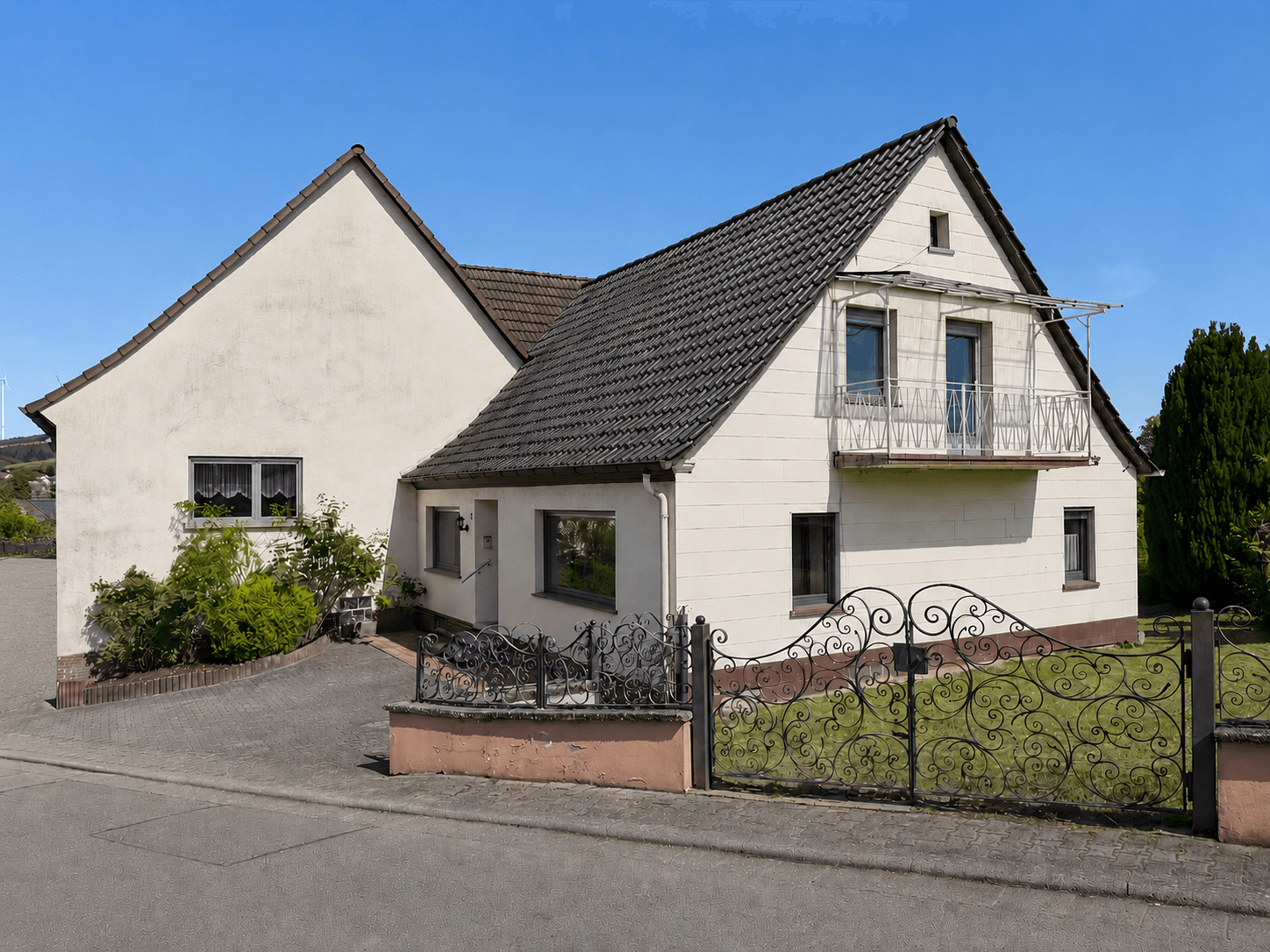 Dein Platz für Zukunft: großes Grundstück, Garage & echtem Entwicklungspotenzial - Image 1