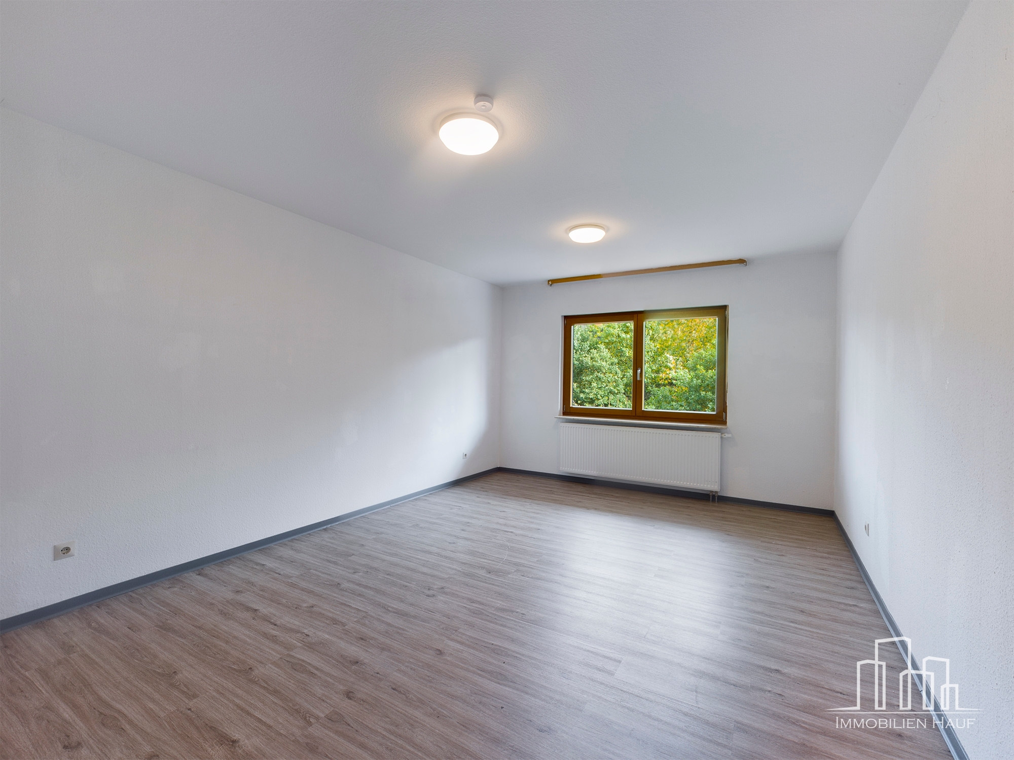 Spacious 6-Bedroom Three-Story Family Home with Garden, Balcony & Garage | Tallichtenberg - Image 19