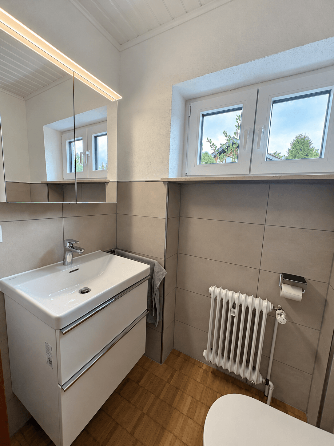 Fully Renovated End-Terrace Home with Garden, Garage & Party Basement in Hohenecken – 8/19