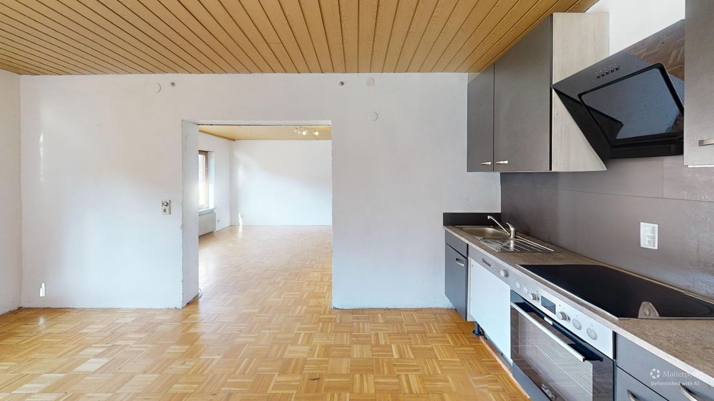 2-Familienhaus, 3 Garagen: Heizung 2020, OG 2021 modernisiert – 12/20
