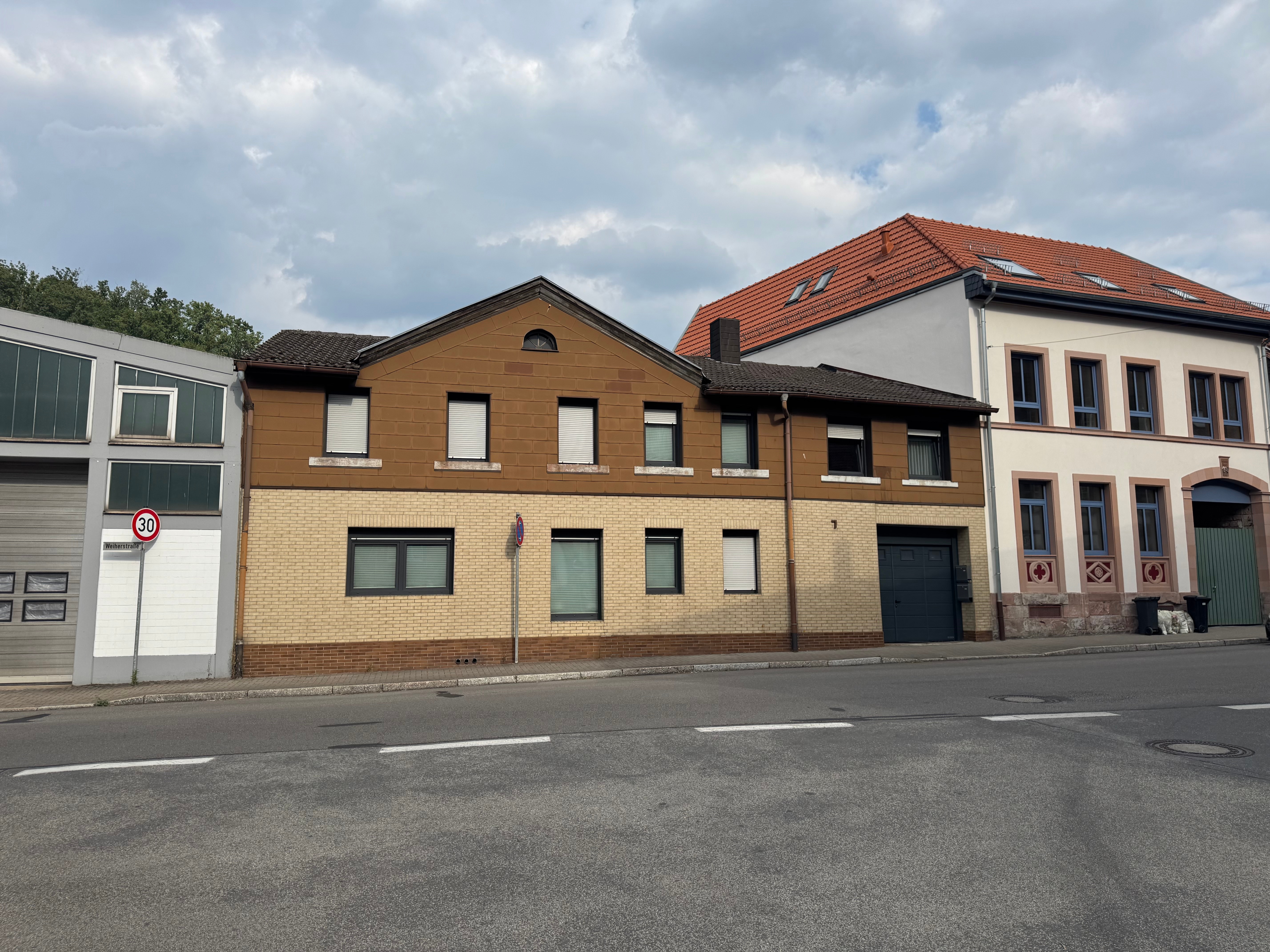 Großzügiges Zweifamilienhaus mit Sanierungsbedarf in Landstuhl