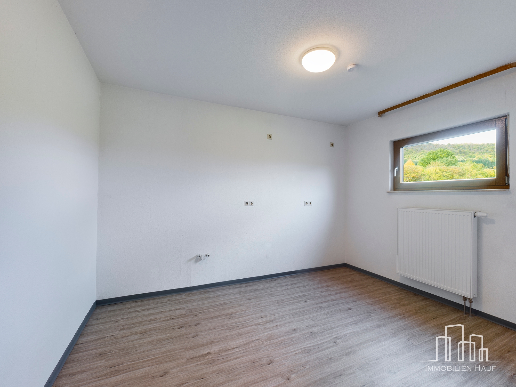 Spacious 6-Bedroom Three-Story Family Home with Garden, Balcony & Garage | Tallichtenberg - Image 18