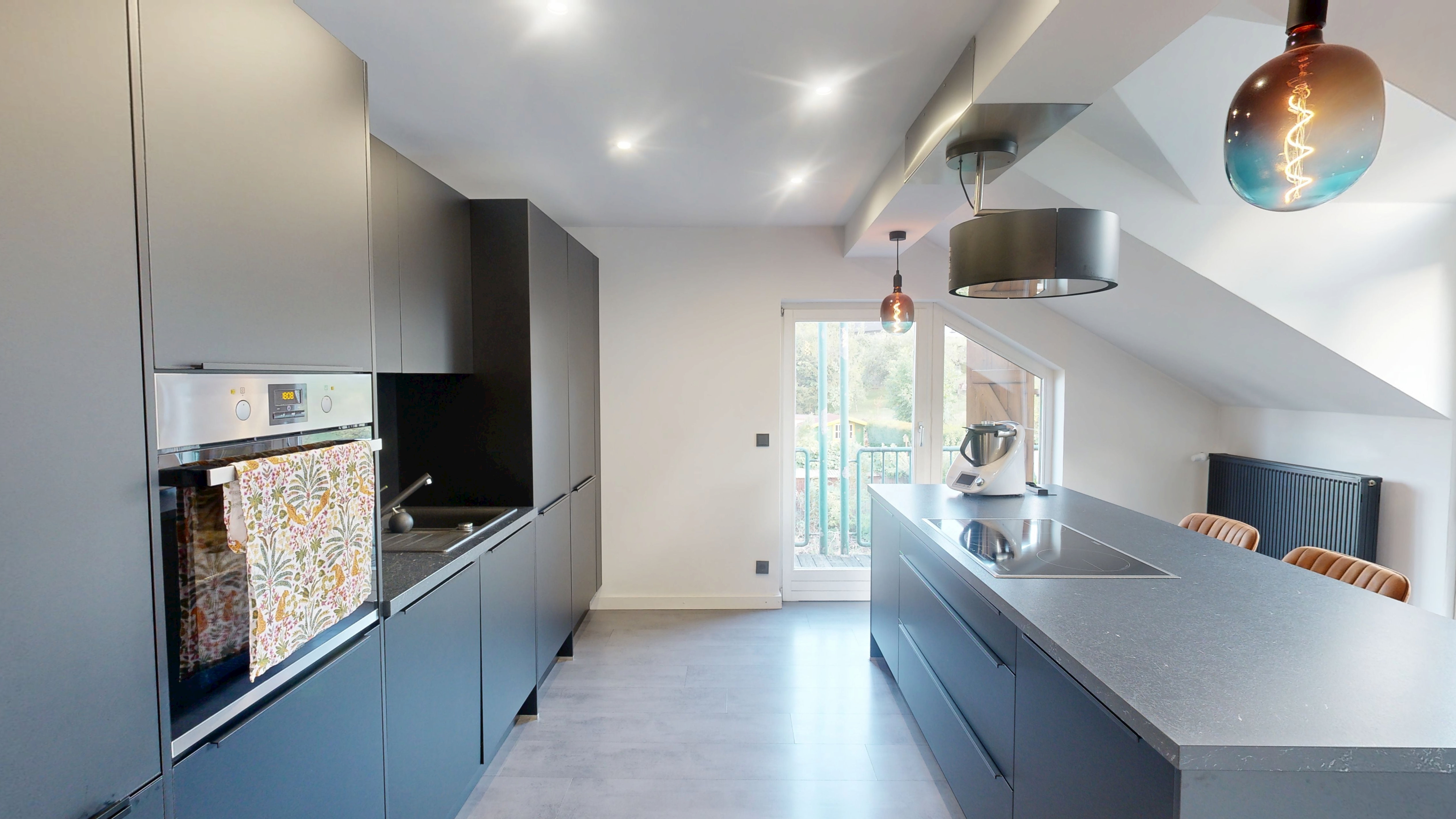 2-Familienhaus, 3 Garagen: Heizung 2020, OG 2021 modernisiert – 5/20