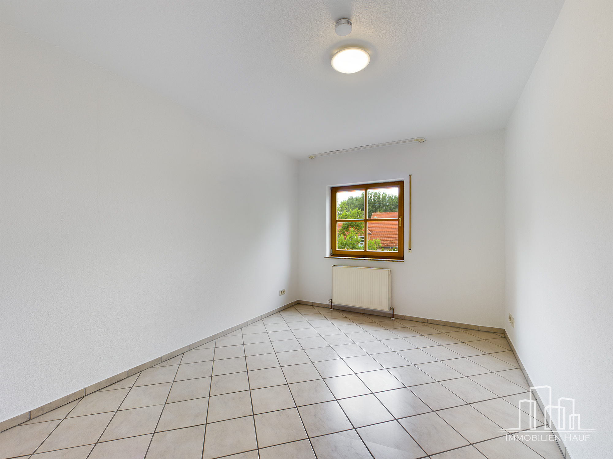 Spacious 4-Bedroom Home with Garage, Garden, Basement & Attic | Erfenbach – 12/20