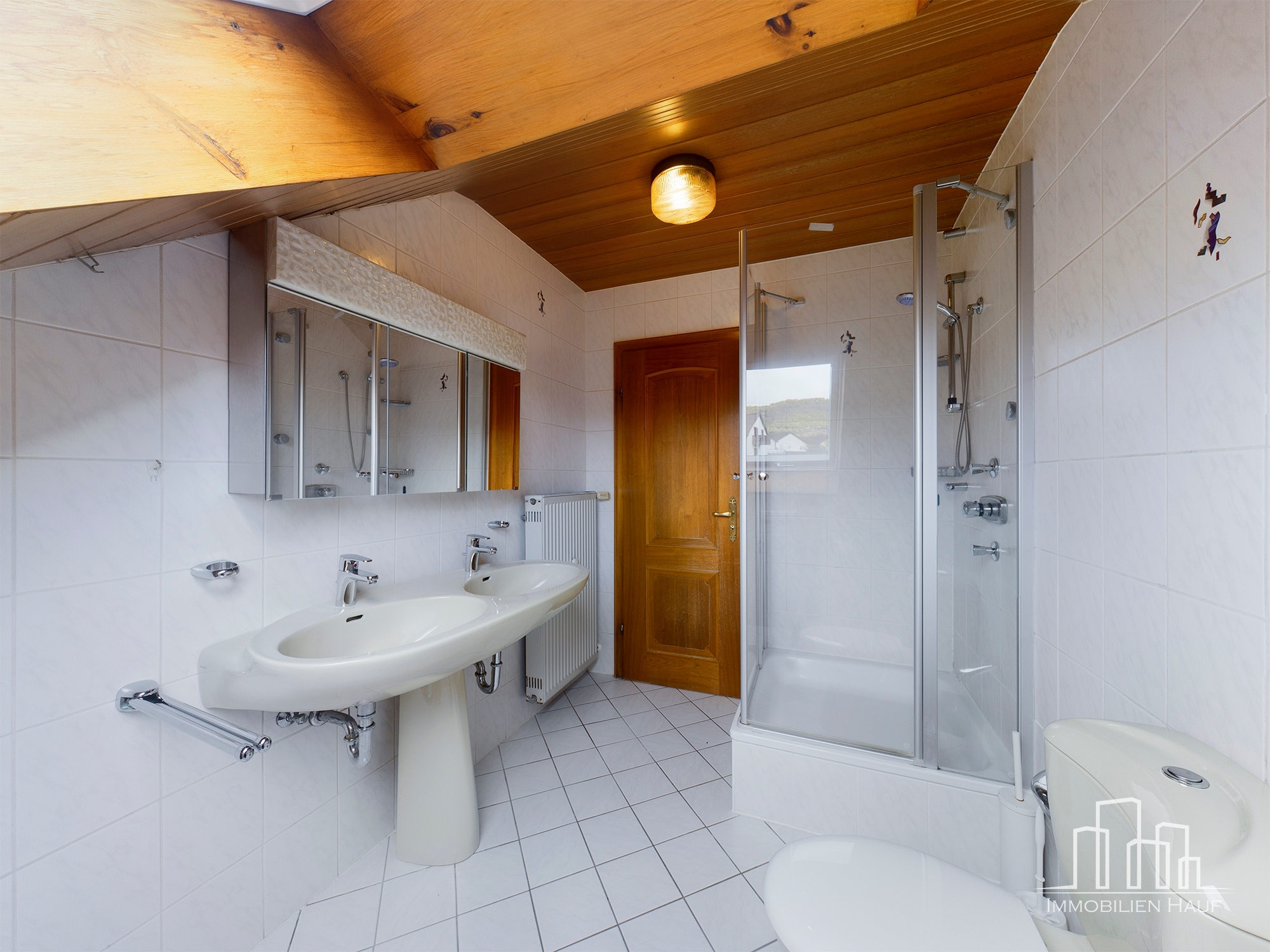 Spacious 6-Bedroom Three-Story Family Home with Garden, Balcony & Garage | Tallichtenberg - Image 17