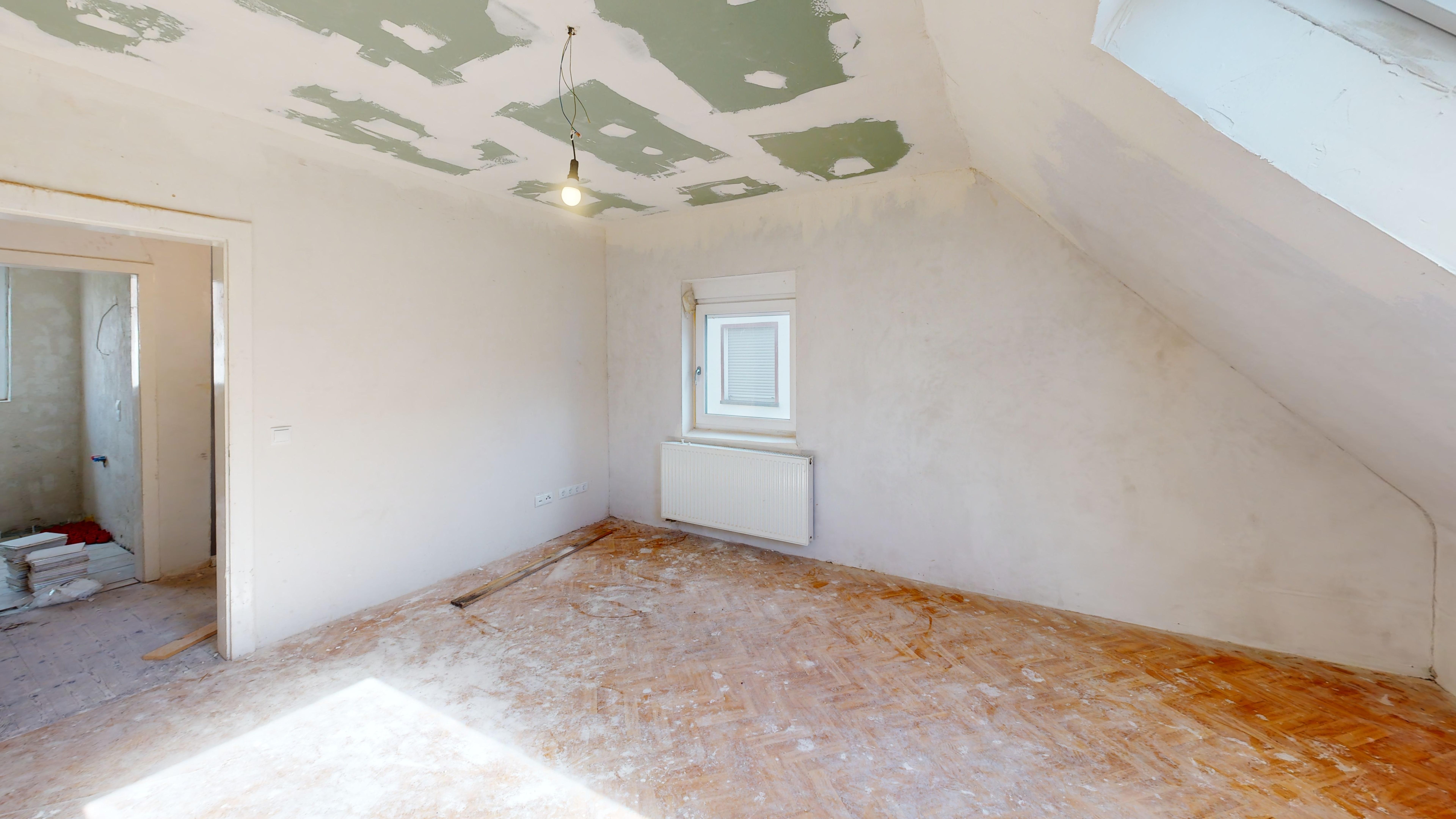 Einfamilienhaus mit Anbau, Garten und großem Entwicklungspotenzial in Queidersbach – 10/21