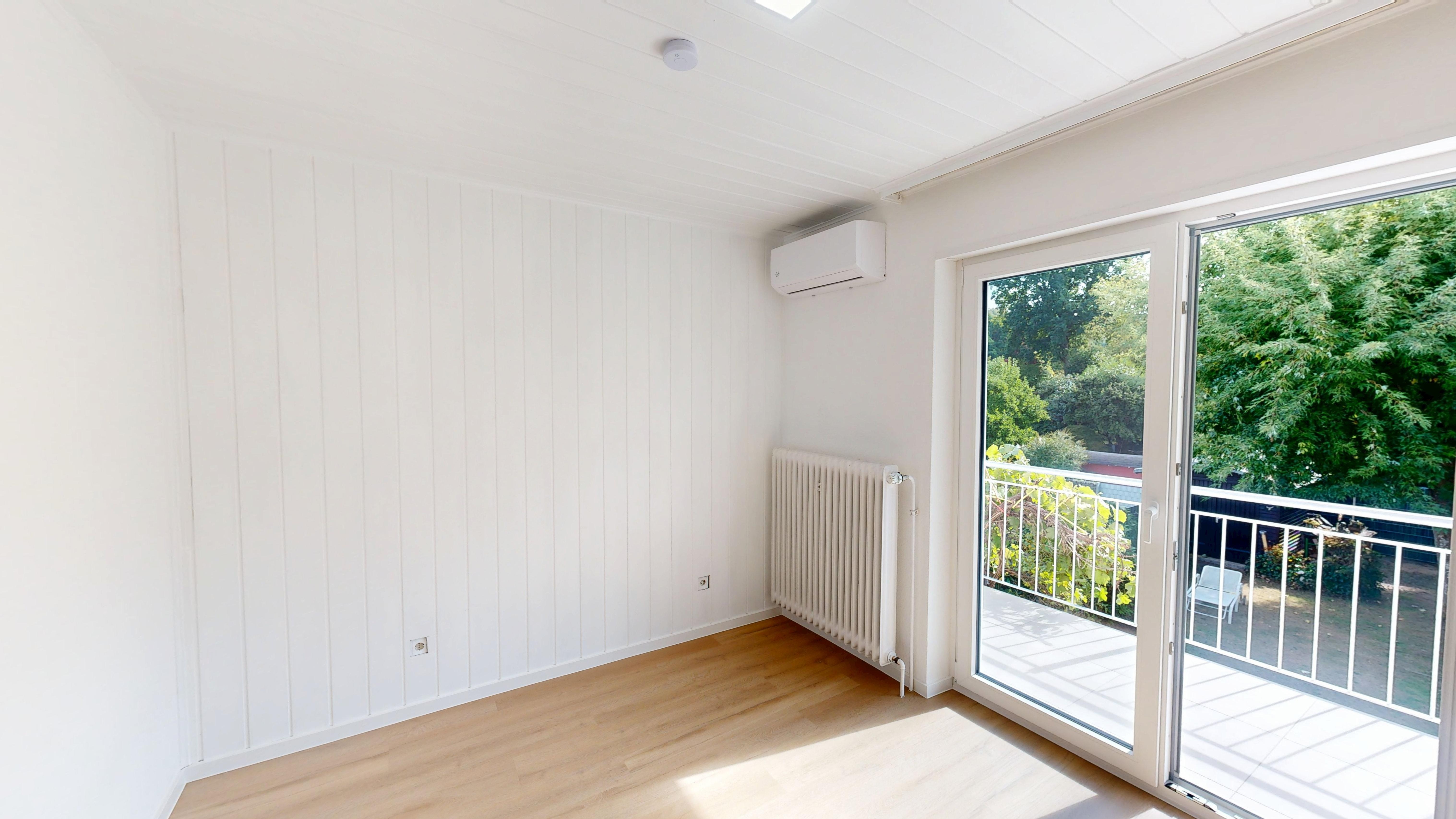 Fully Renovated End-Terrace Home with Garden, Garage & Party Basement in Hohenecken – 12/19