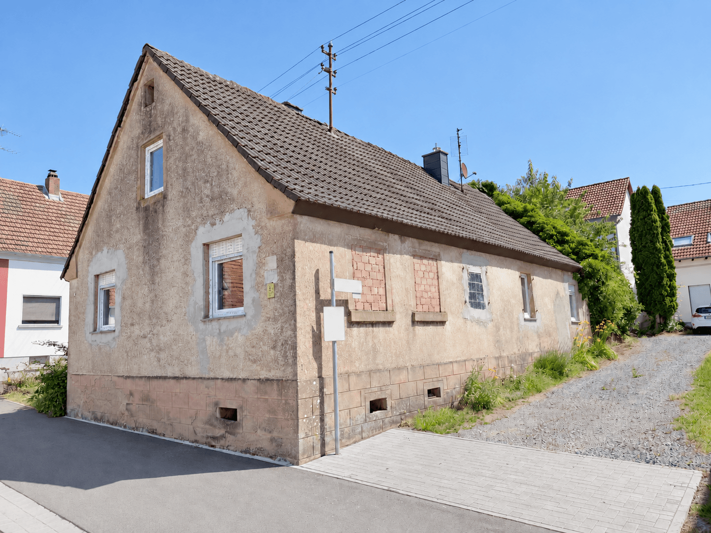 Einfamilienhaus für 80.000 € – ca. 95 m², Garten & begonnenes Sanierungsprojekt – 3/9