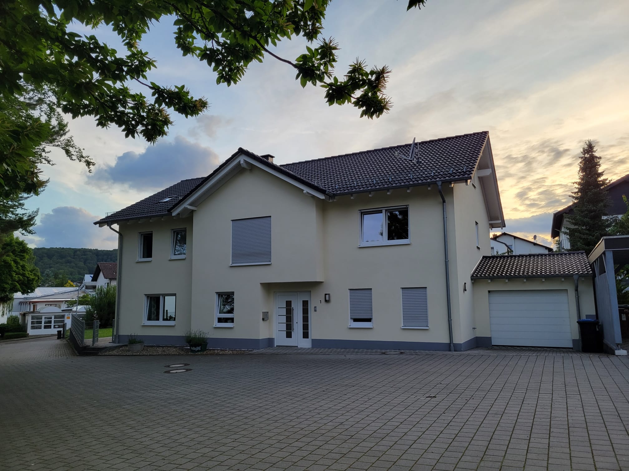 Modern Freestanding Home in Quiet Family-Friendly Area – Hohenecken