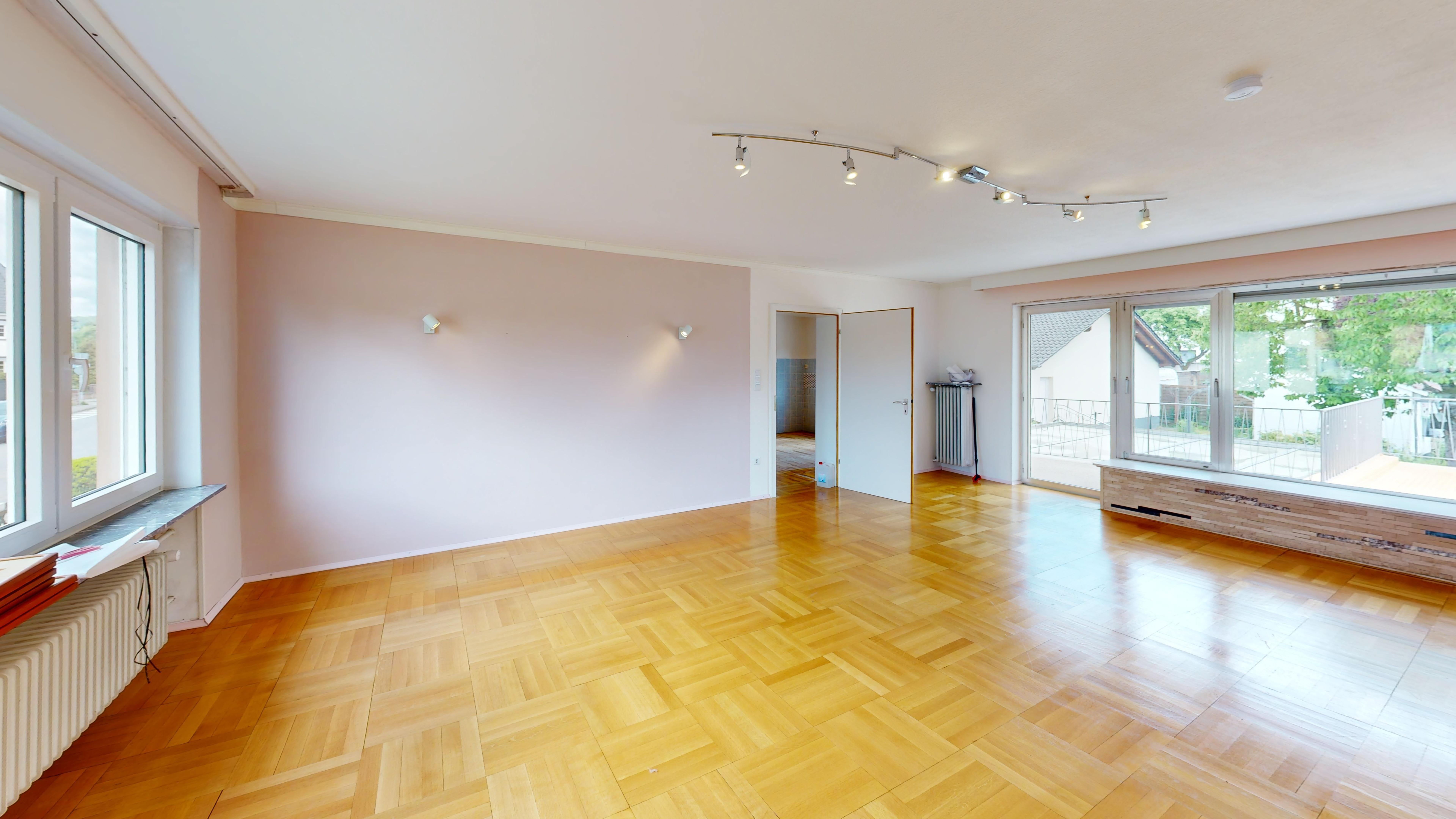 Großzügiges Zweifamilienhaus mit Echtholzboden und Photovoltaikanlage in Hauptstuhl – 4/36