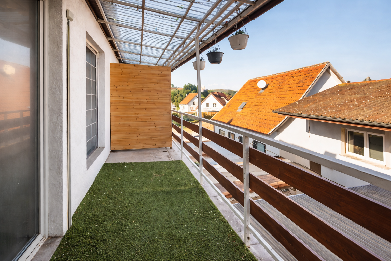 Vollvermietetes Wohn & Geschäftshaus mit PV-Anlage und stabilem Cashflow – 12/16