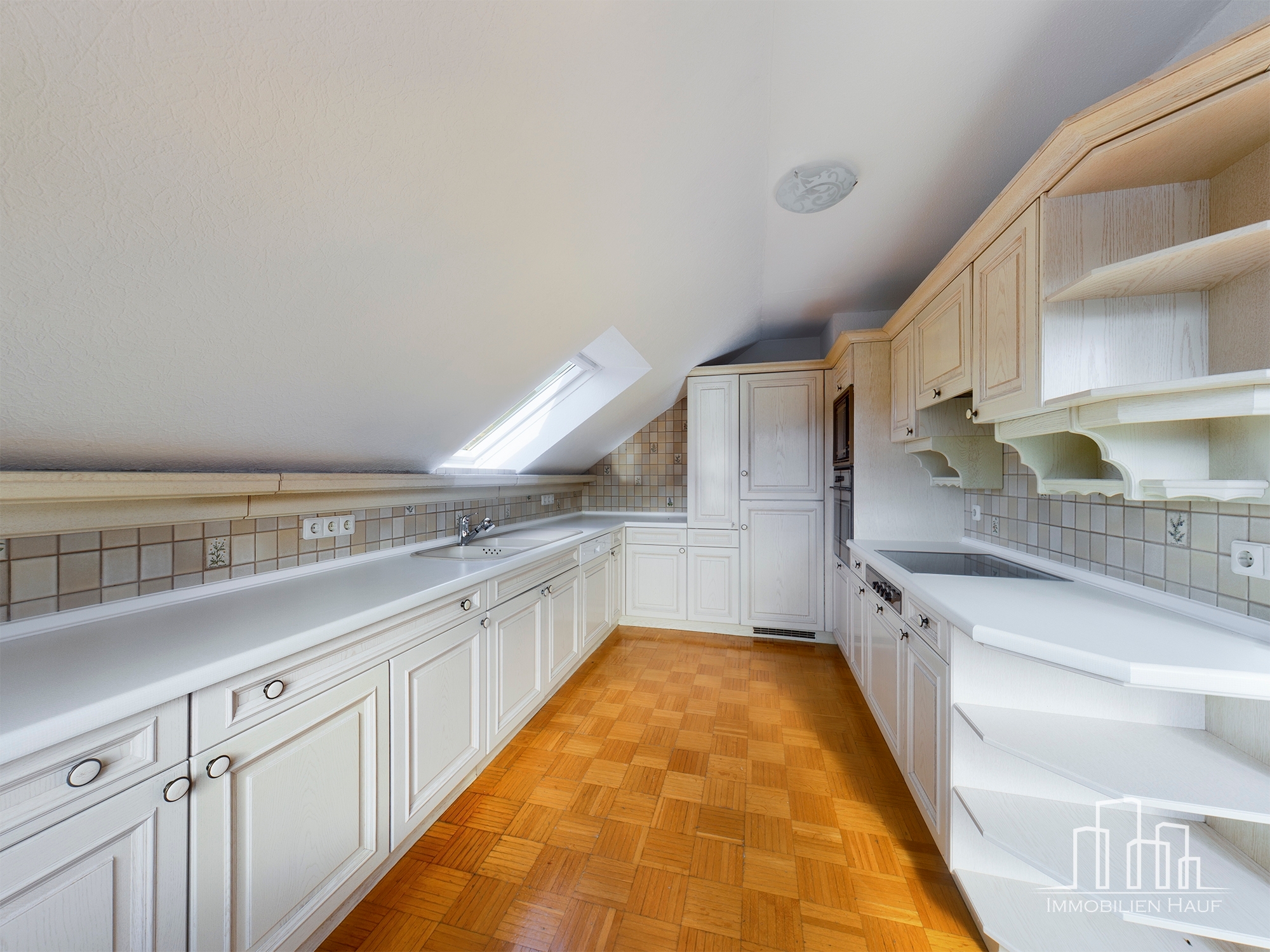 Spacious 6-Bedroom Three-Story Family Home with Garden, Balcony & Garage | Tallichtenberg - Image 5