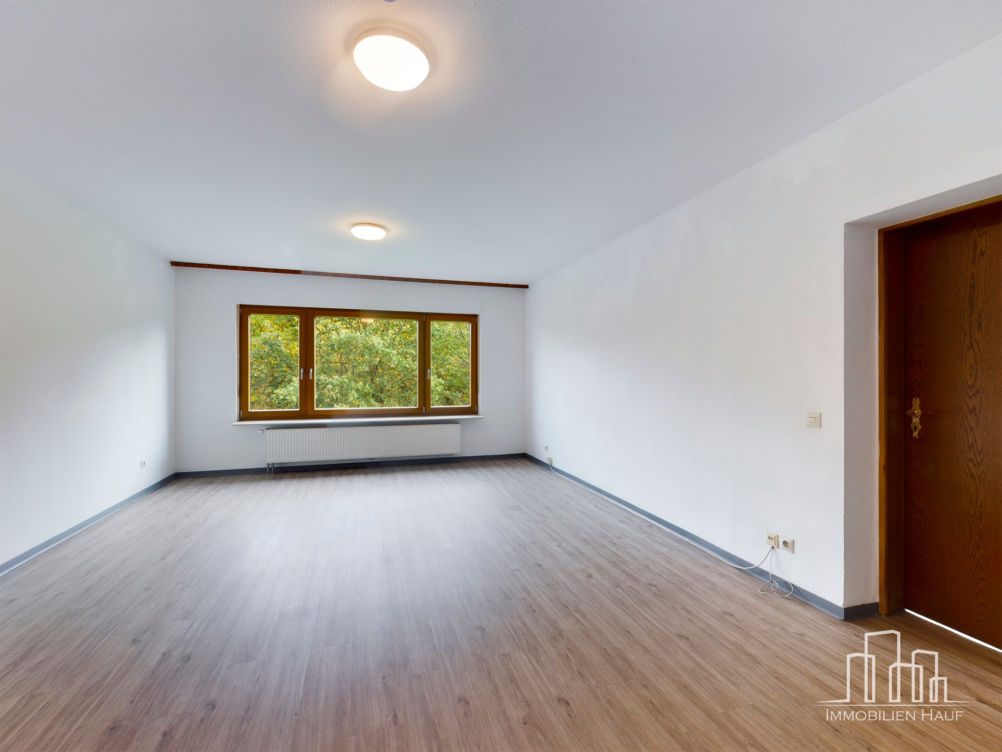Spacious 6-Bedroom Three-Story Family Home with Garden, Balcony & Garage | Tallichtenberg - Image 20