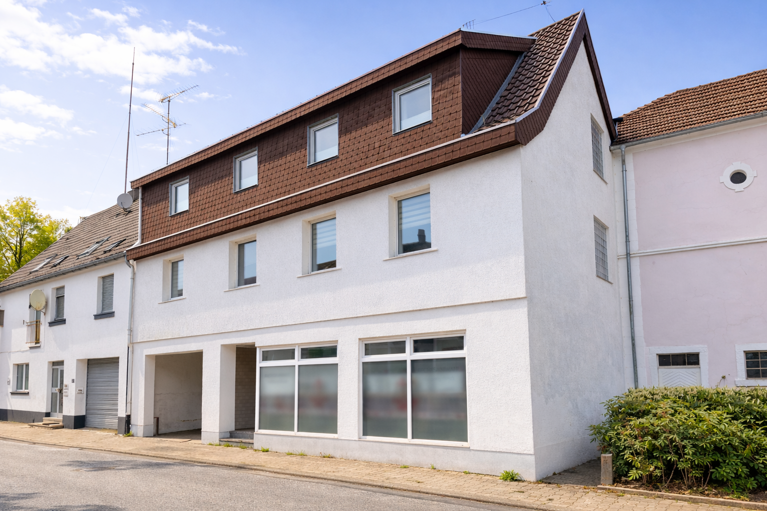 Vollvermietetes Wohn & Geschäftshaus mit PV-Anlage und stabilem Cashflow – 2/16