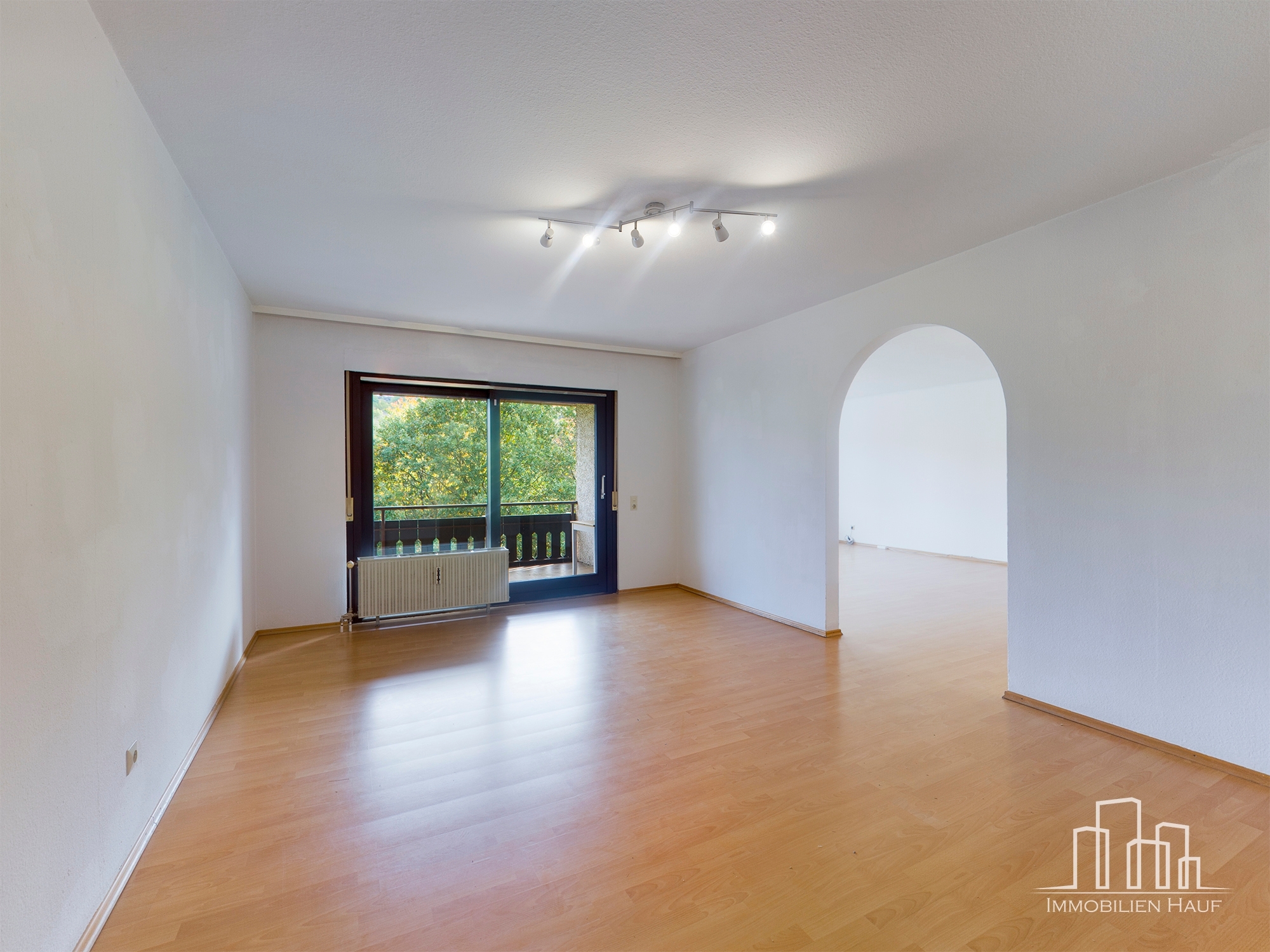 Spacious 6-Bedroom Three-Story Family Home with Garden, Balcony & Garage | Tallichtenberg - Image 7