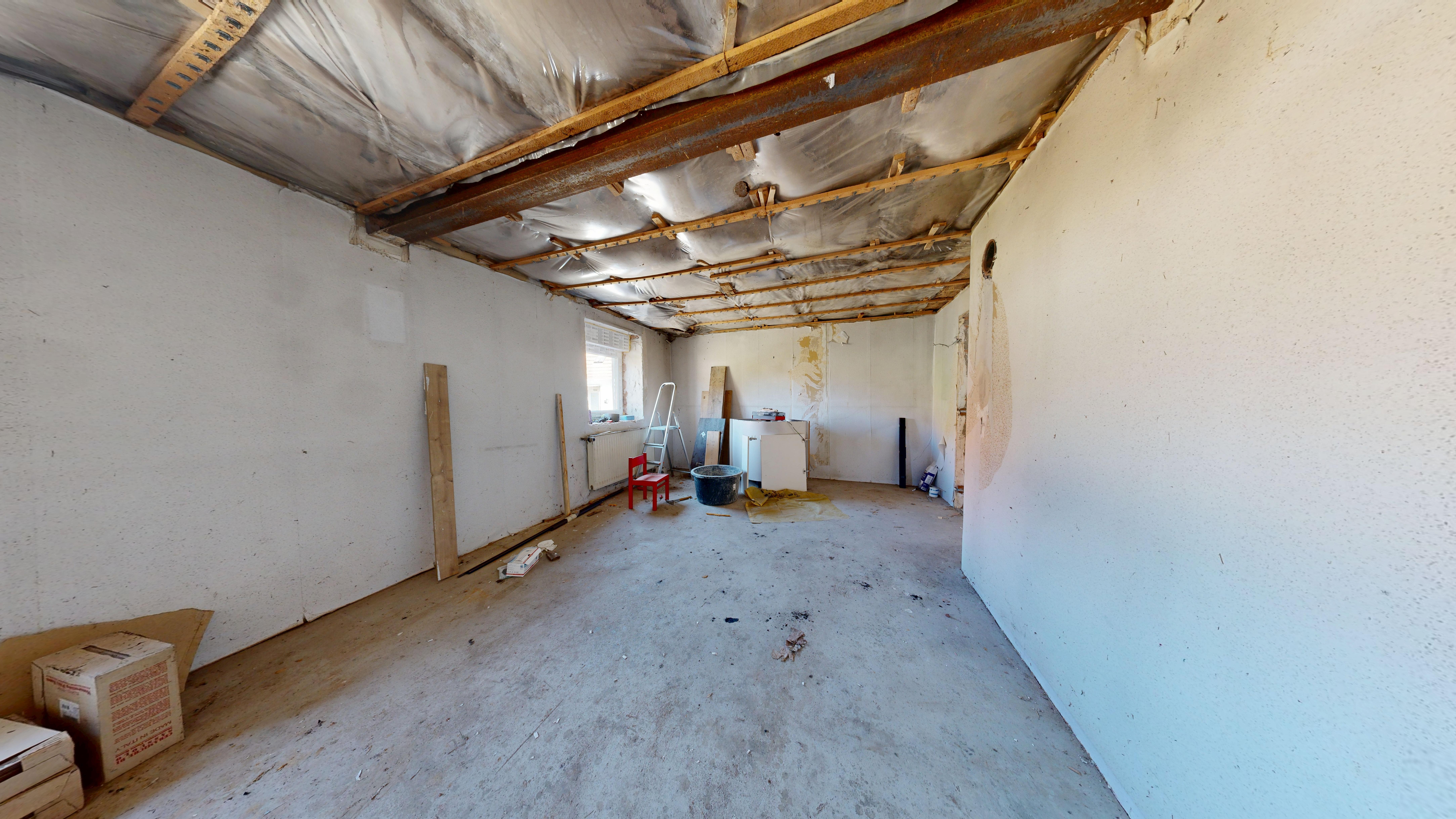 Einfamilienhaus für 80.000 € – ca. 95 m², Garten & begonnenes Sanierungsprojekt – 4/9