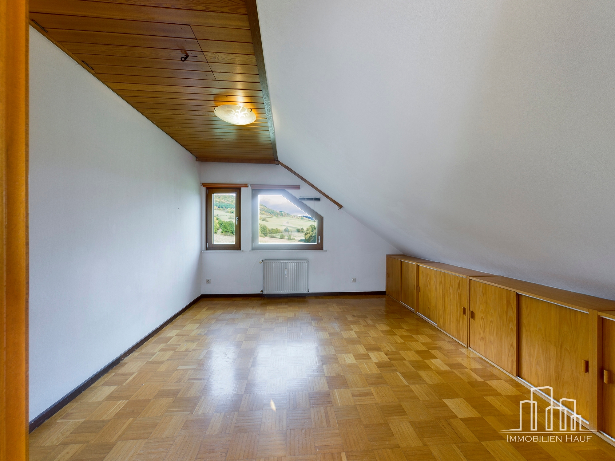 Spacious 6-Bedroom Three-Story Family Home with Garden, Balcony & Garage | Tallichtenberg - Image 11