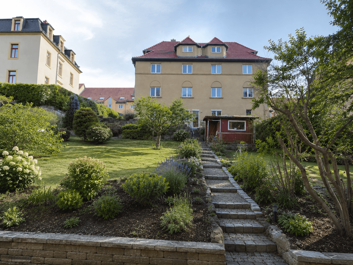 Vollvermietetes Mehrfamilienhaus mit großem Gartengrundstück und stabilem Mietertrag