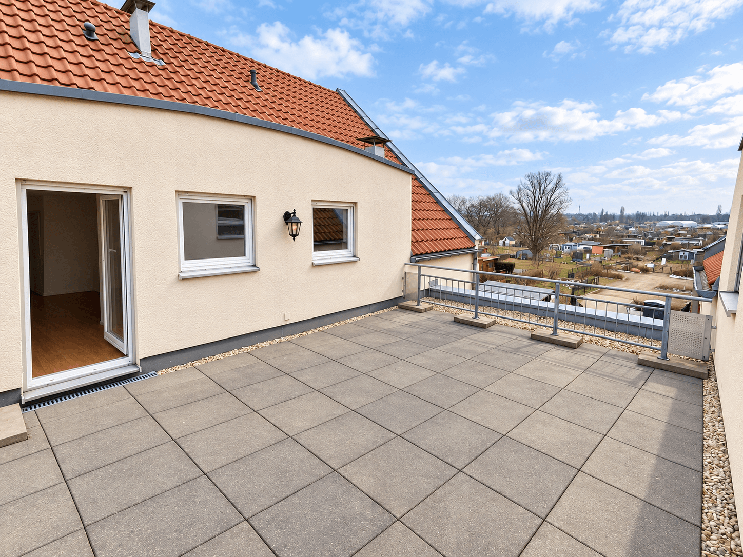 Gepflegte 2-Zimmer-Wohnung mit großzügiger Dachterrasse und Carport-Stellplatz