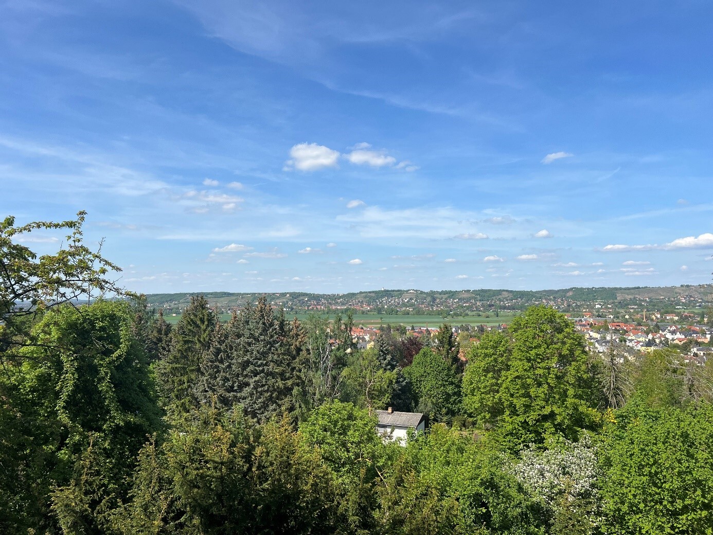 Charmantes Mehrfamilienhaus mit großem Gartengrundstück, herrlichem Blick und Entwicklungspotential