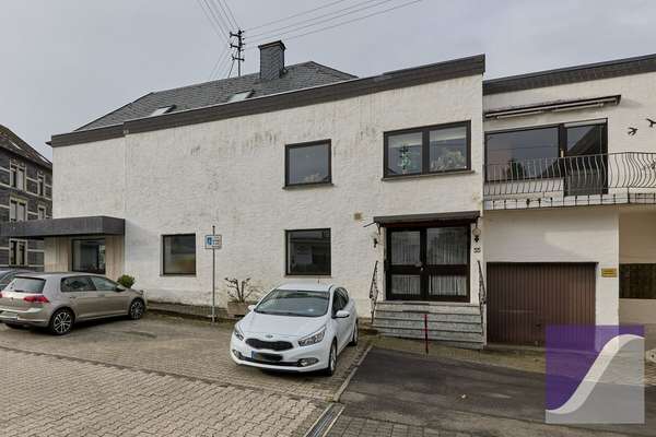 Mülheim: Zwei Häuser mit Garten und Parkplätzen zu einem Kaufpreis