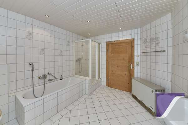 Mülheim: Zwei Häuser mit Garten und Parkplätzen zu einem Kaufpreis