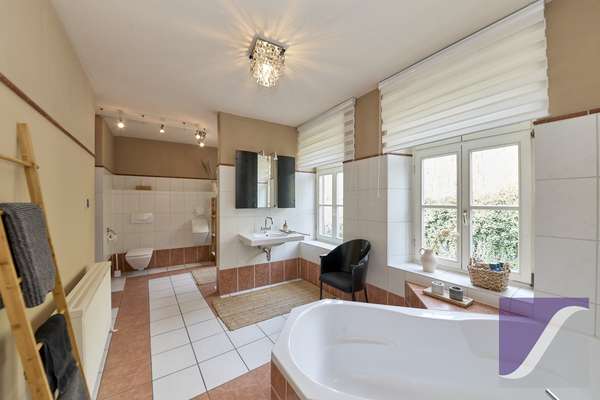 Ürzig: Wohnhaus mit 8 Zi., Panoramablick und Garten